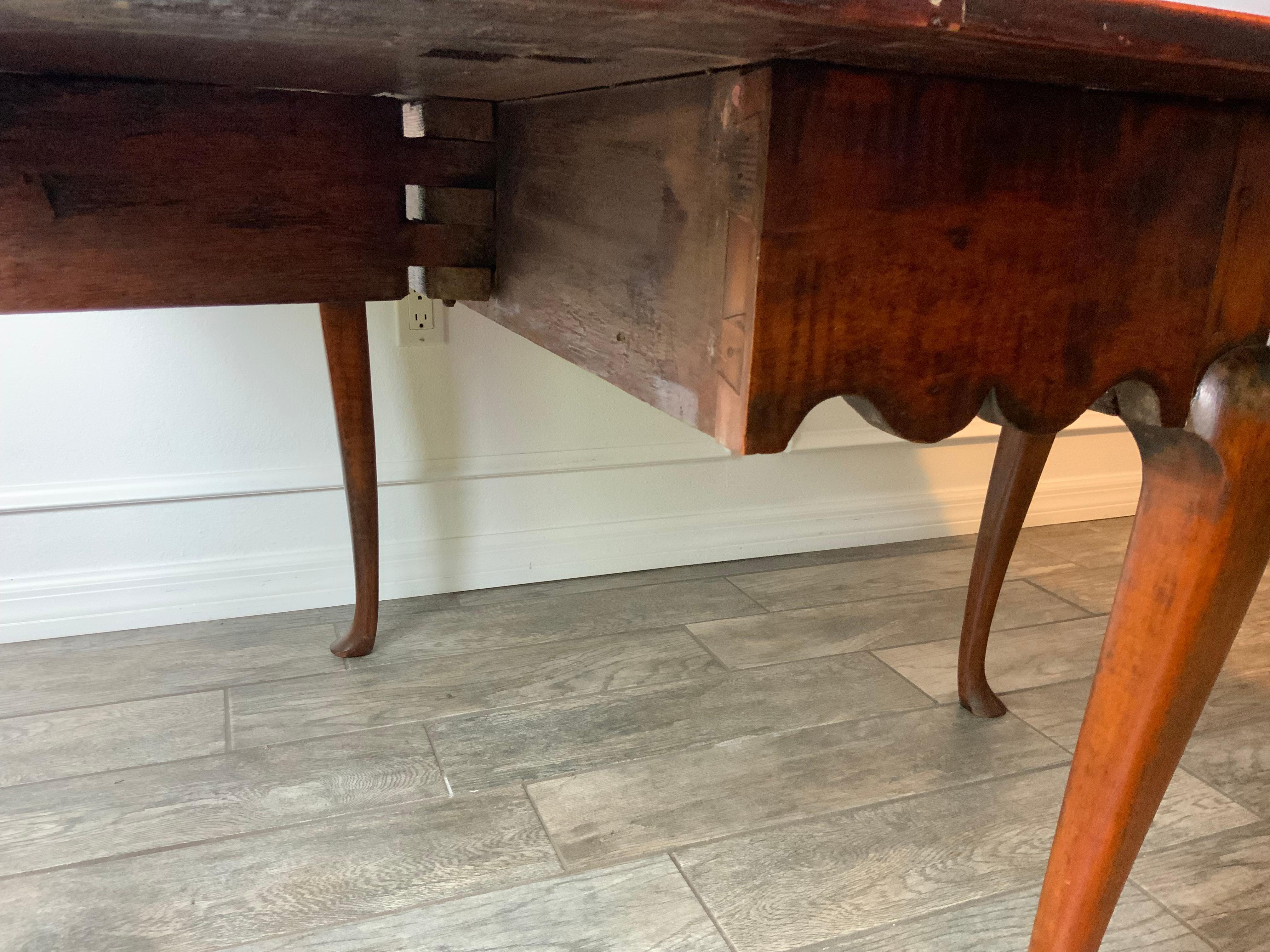 18th Century American Queen Anne Curly Maple Drop Leaf Table For Sale
