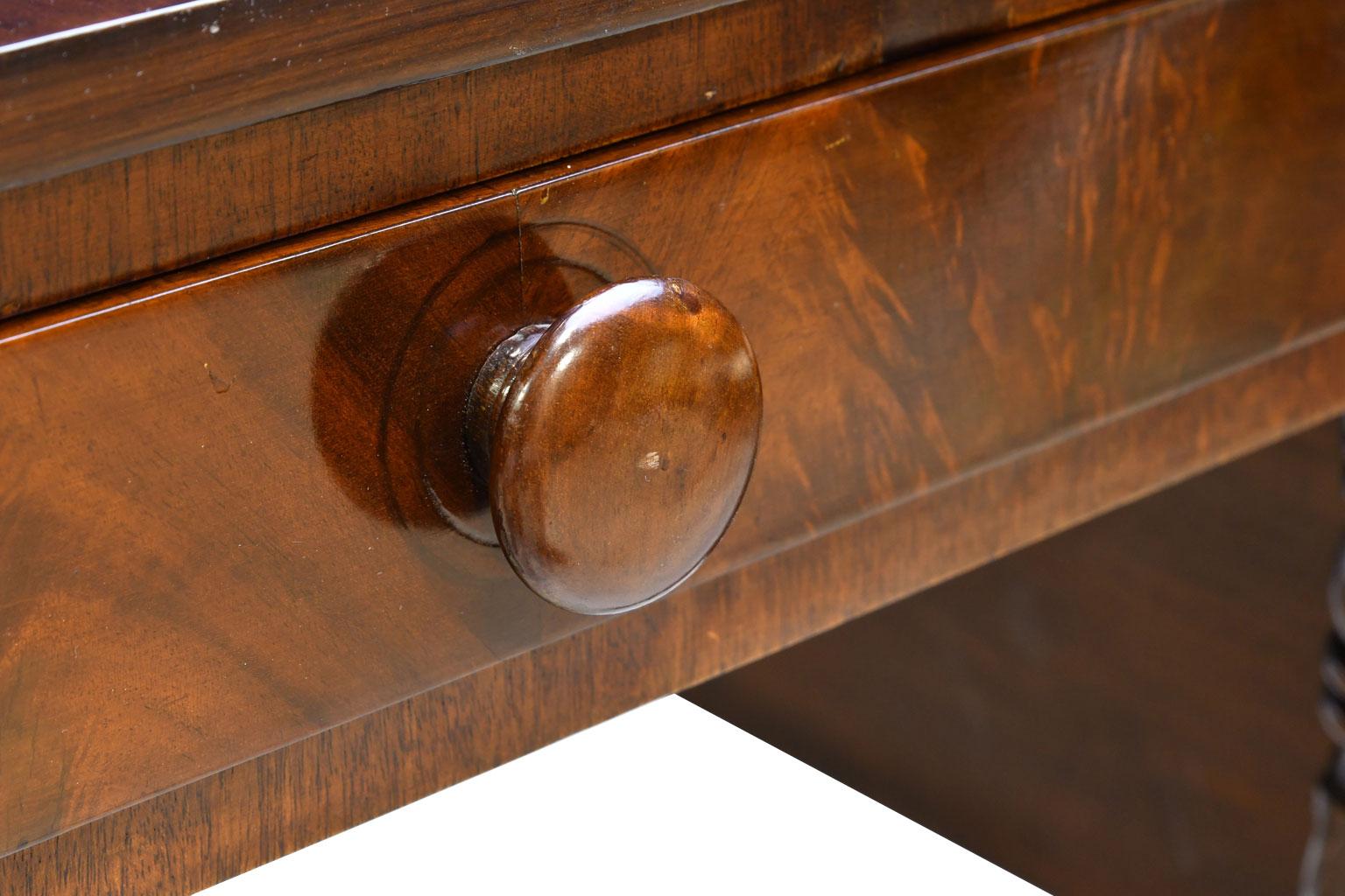 Federal Drop-Leaf Table in Mahogany, circa 1825 For Sale 3