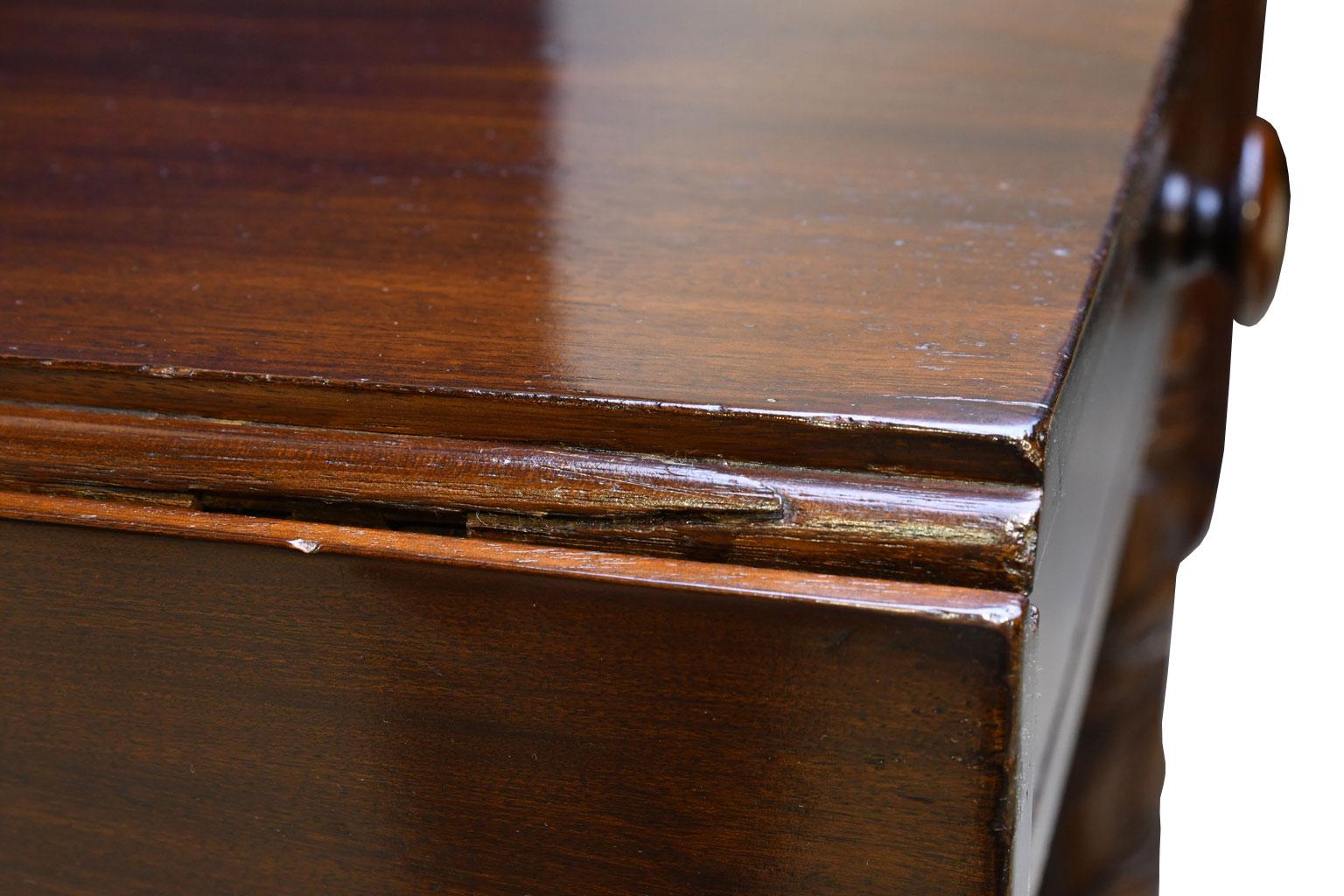 Federal Drop-Leaf Table in Mahogany, circa 1825 For Sale 5