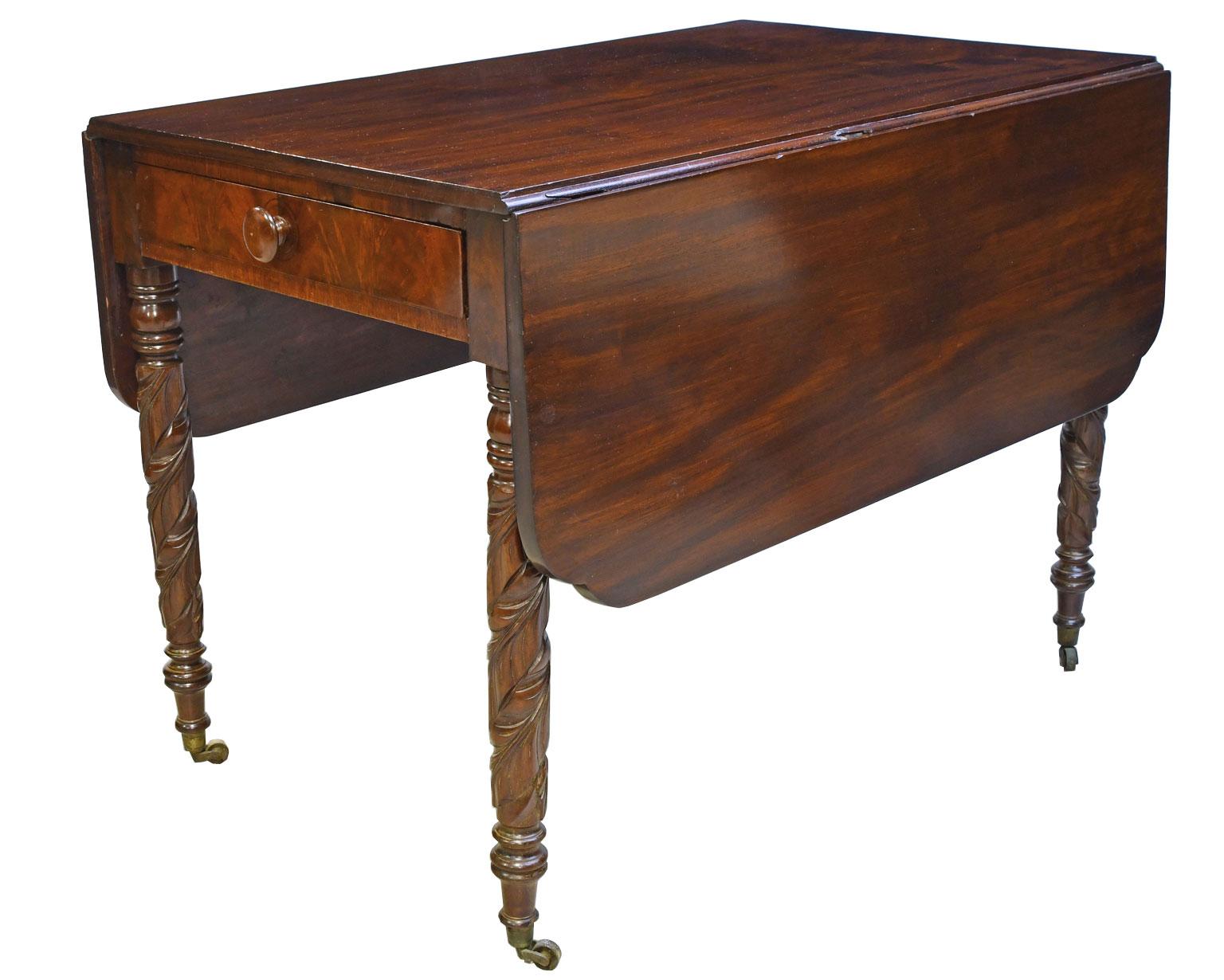 Federal Drop-Leaf Table in Mahogany, circa 1825 For Sale 8