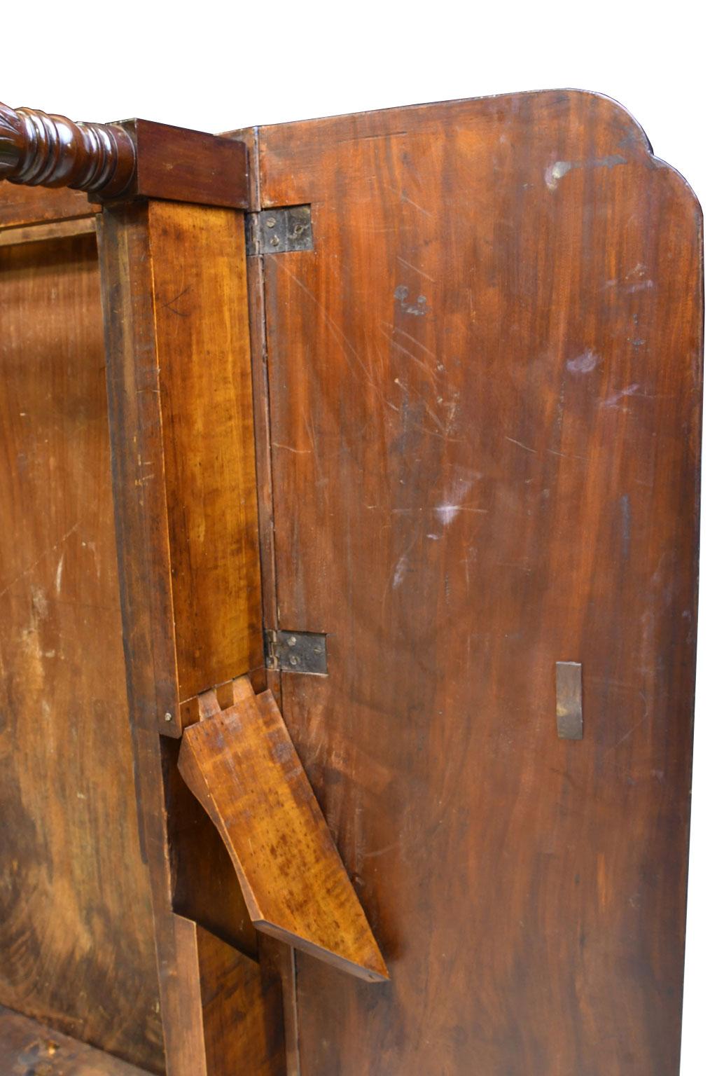 Federal Drop-Leaf Table in Mahogany, circa 1825 For Sale 10