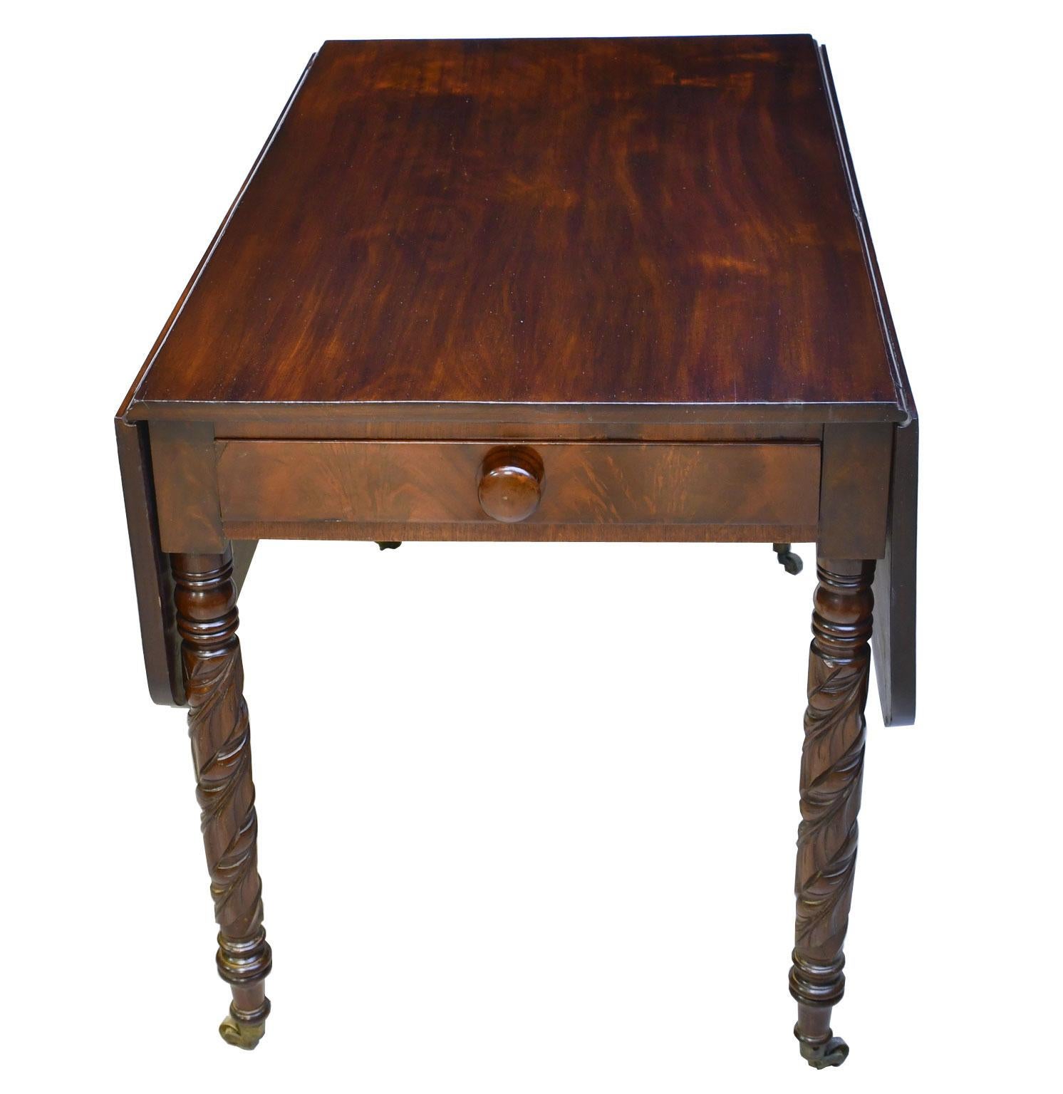 American Federal Drop-Leaf Table in Mahogany, circa 1825 For Sale