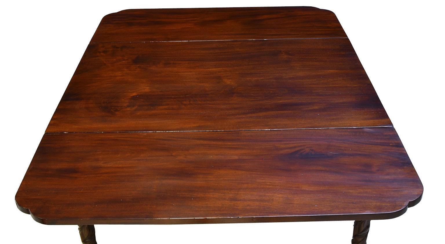 Carved Federal Drop-Leaf Table in Mahogany, circa 1825 For Sale