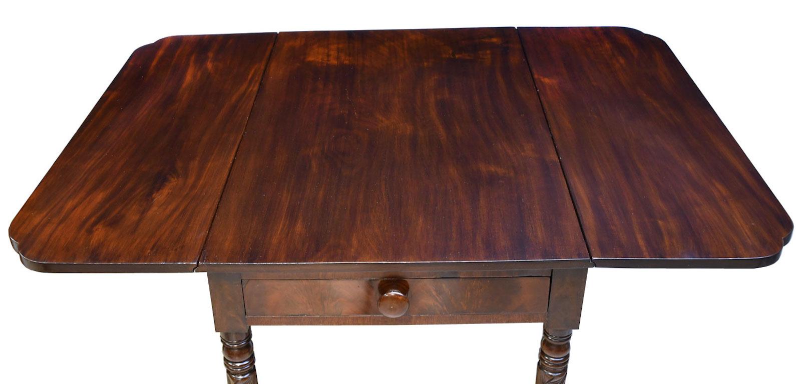Federal Drop-Leaf Table in Mahogany, circa 1825 In Good Condition For Sale In Miami, FL