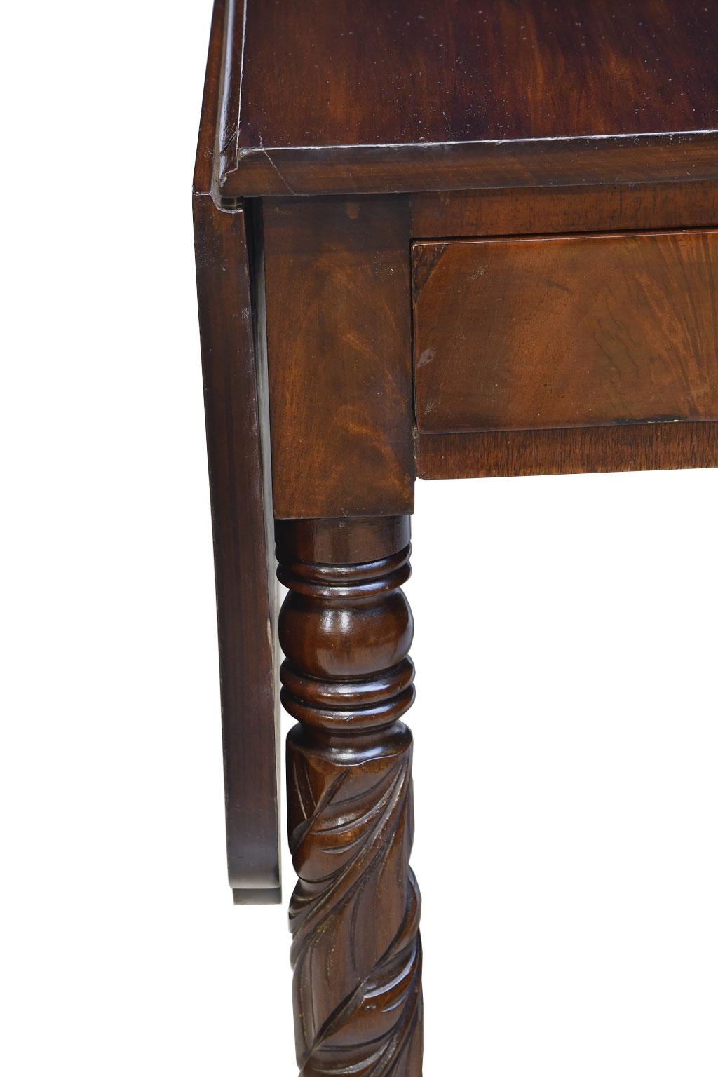 Early 19th Century Federal Drop-Leaf Table in Mahogany, circa 1825 For Sale