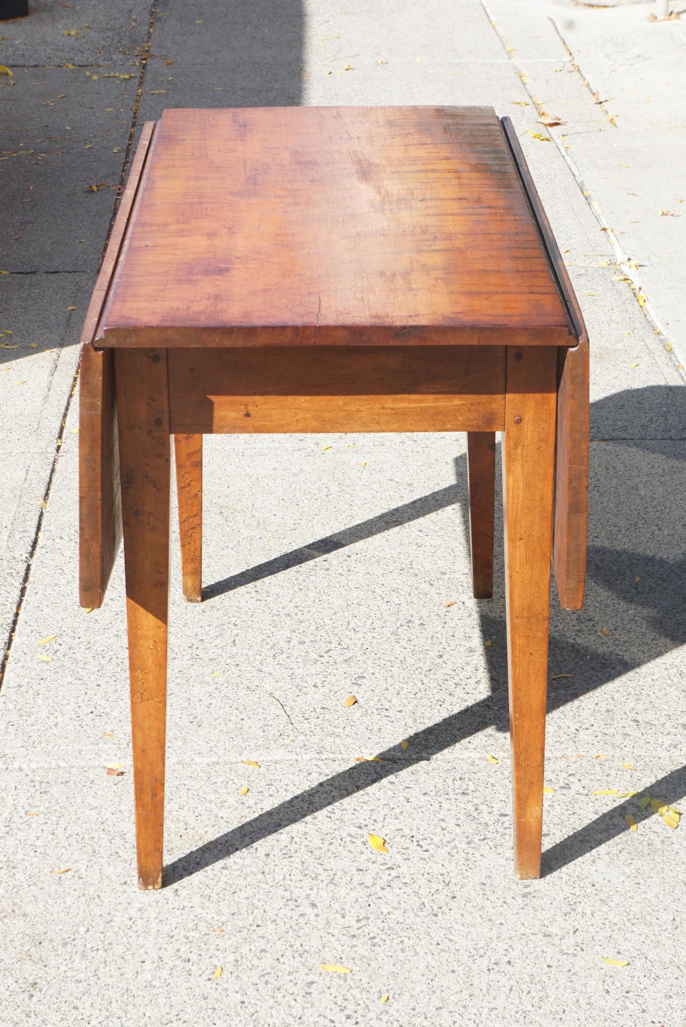 Federal Early 19th Century American Tiger Maple Small Drop Leaf Table (amerikanisch) im Angebot