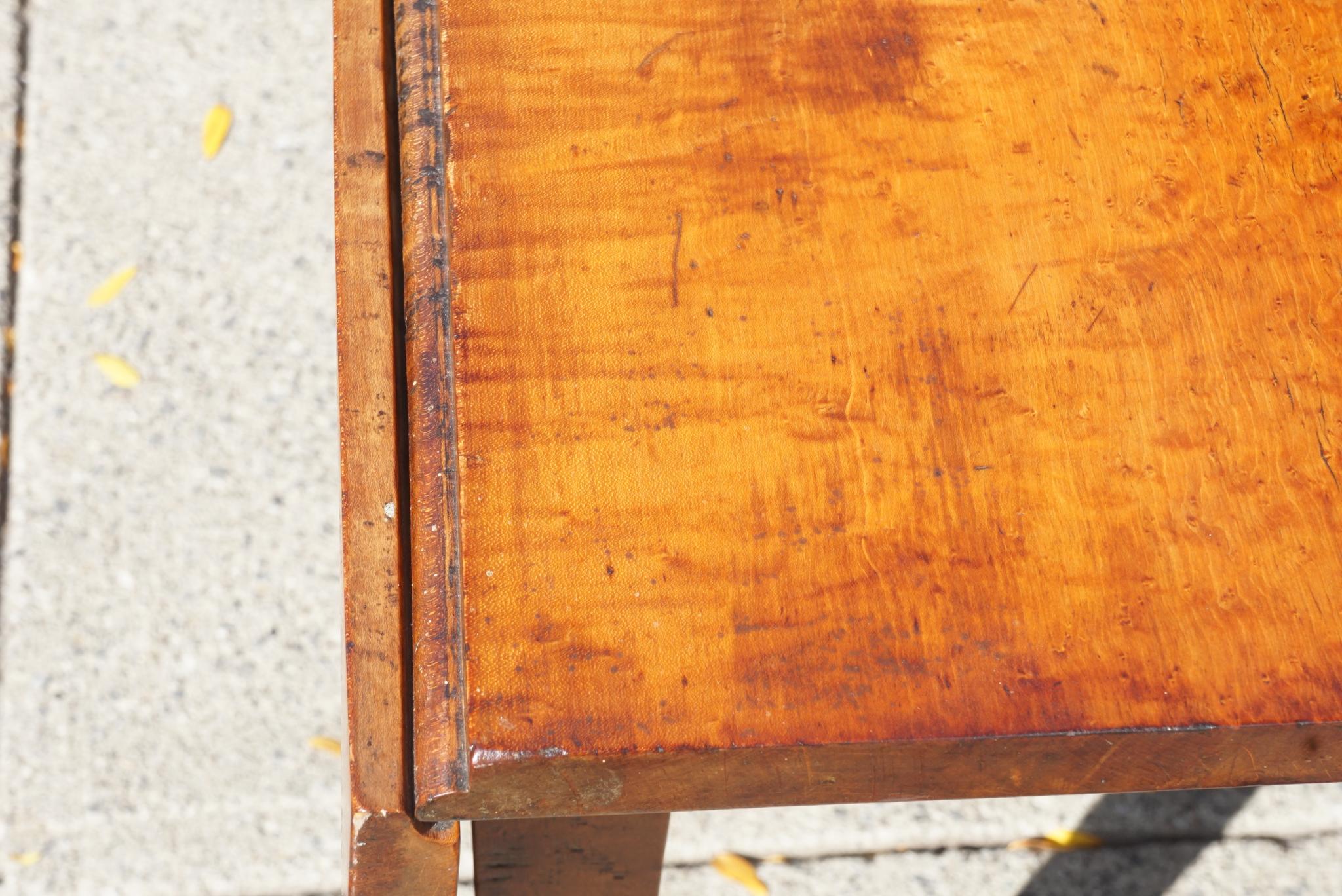 Federal Early 19th Century American Tiger Maple Small Drop Leaf Table im Zustand „Gut“ im Angebot in Hudson, NY
