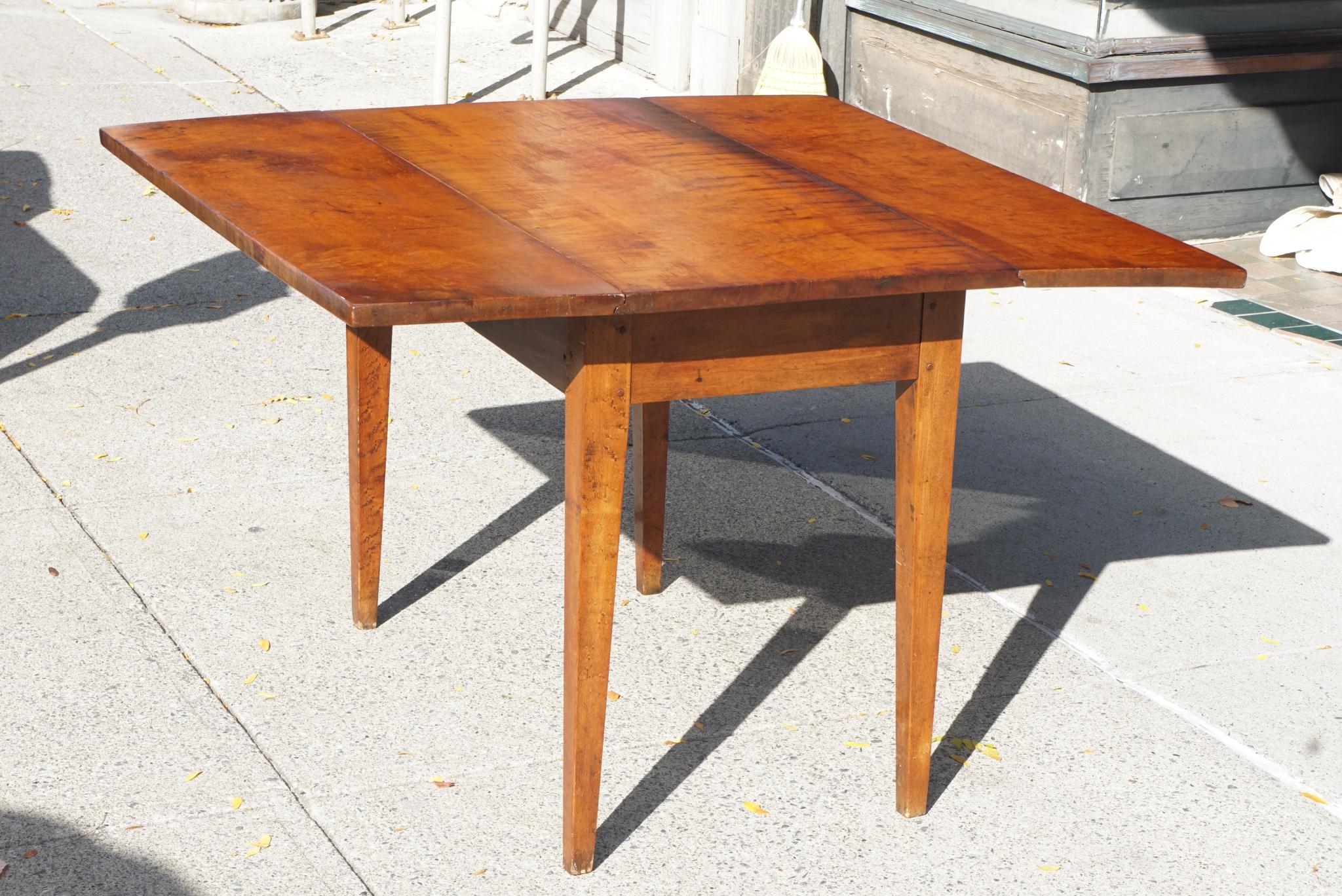 Federal Early 19th Century American Tiger Maple Small Drop Leaf Table (19. Jahrhundert) im Angebot