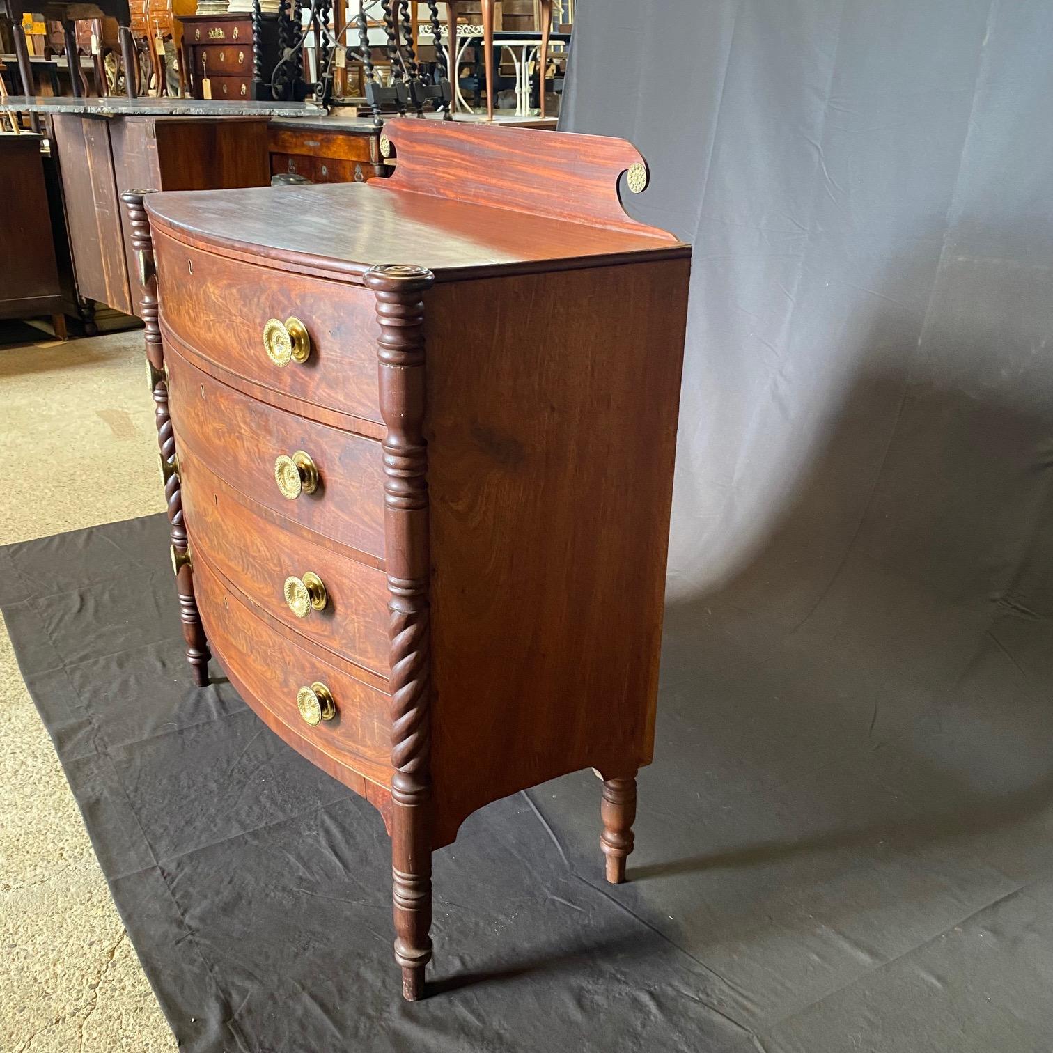  Federal Early 19th Century Sheraton Bow Front Cookie Corner Chest of Drawers In Good Condition For Sale In Hopewell, NJ
