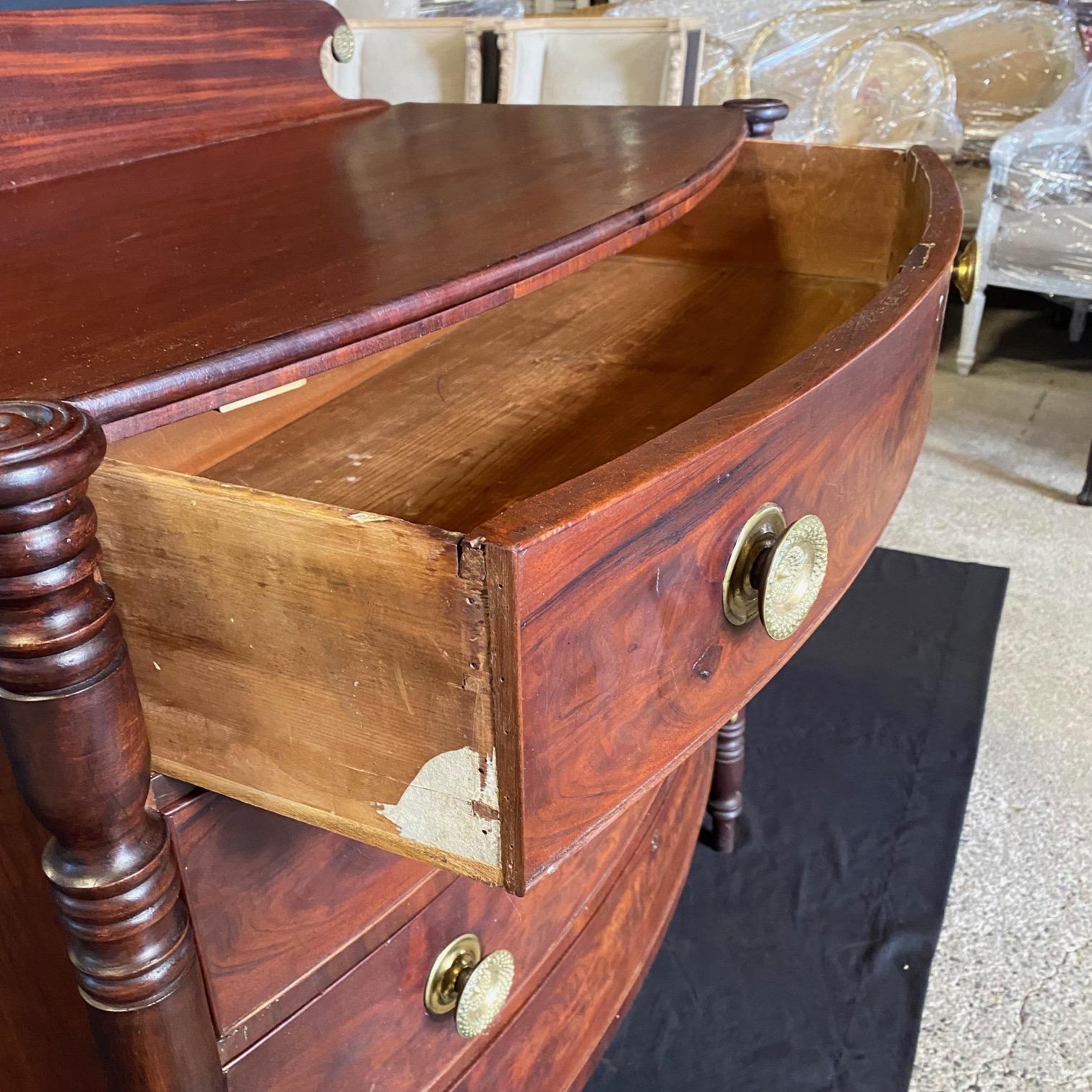 Federal Early 19th Century Sheraton Bow Front Cookie Corner Chest of Drawers In Good Condition In Hopewell, NJ