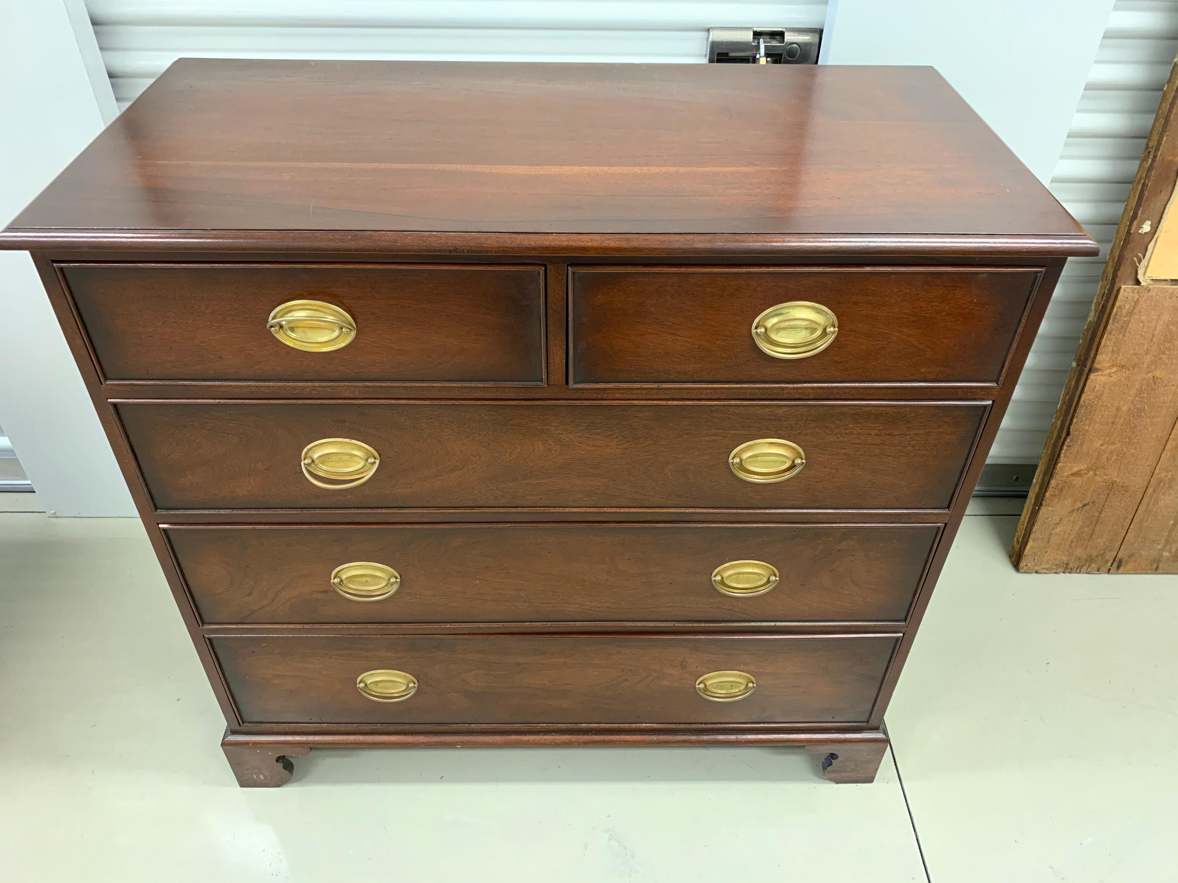 Federal Five-Drawer Mahogany Dresser Commode Chest of Drawers In Good Condition In West Hartford, CT