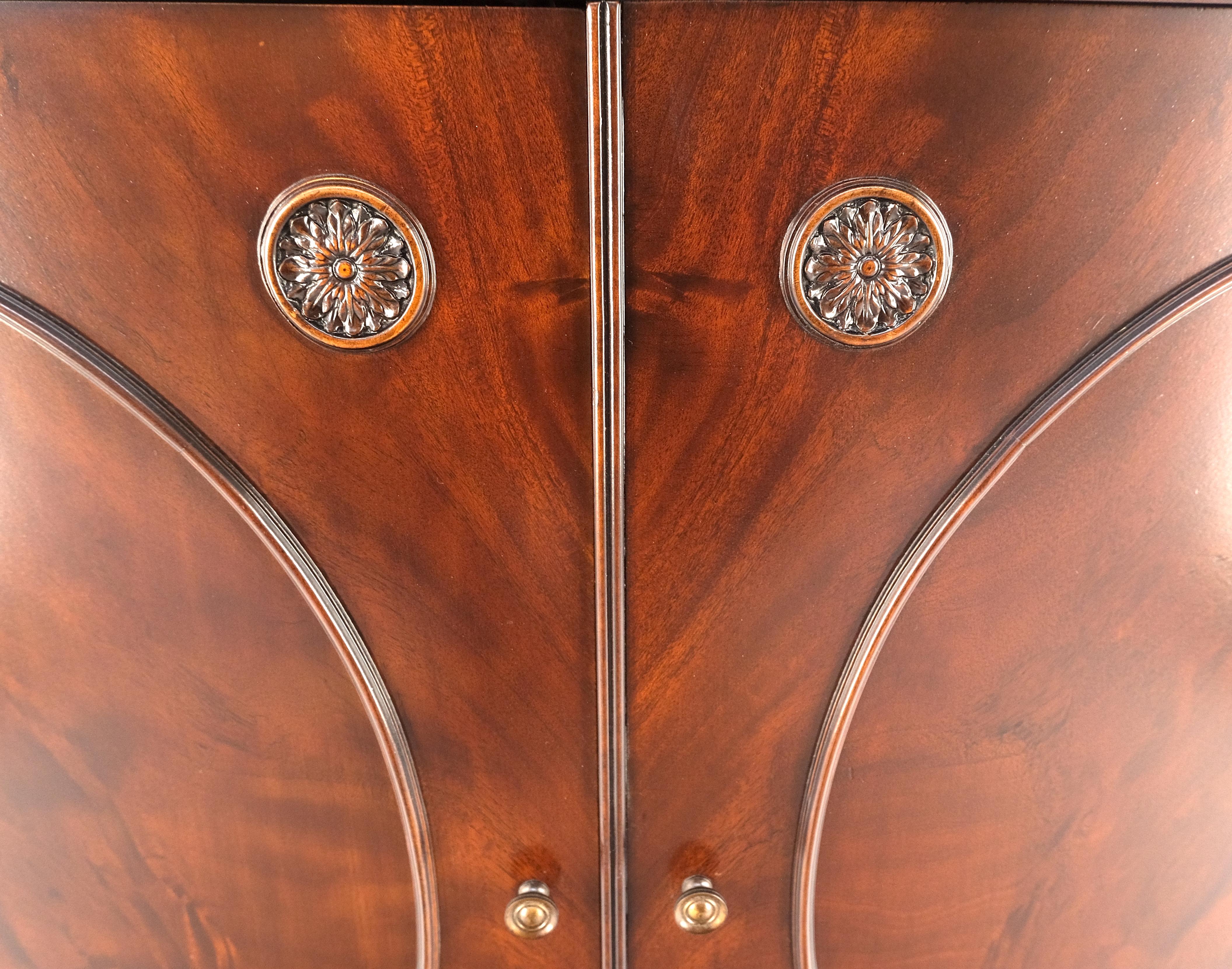 Laccato Feder Flame Crotch Mahogany Bow Front Double Door Sideboard MINT! in vendita