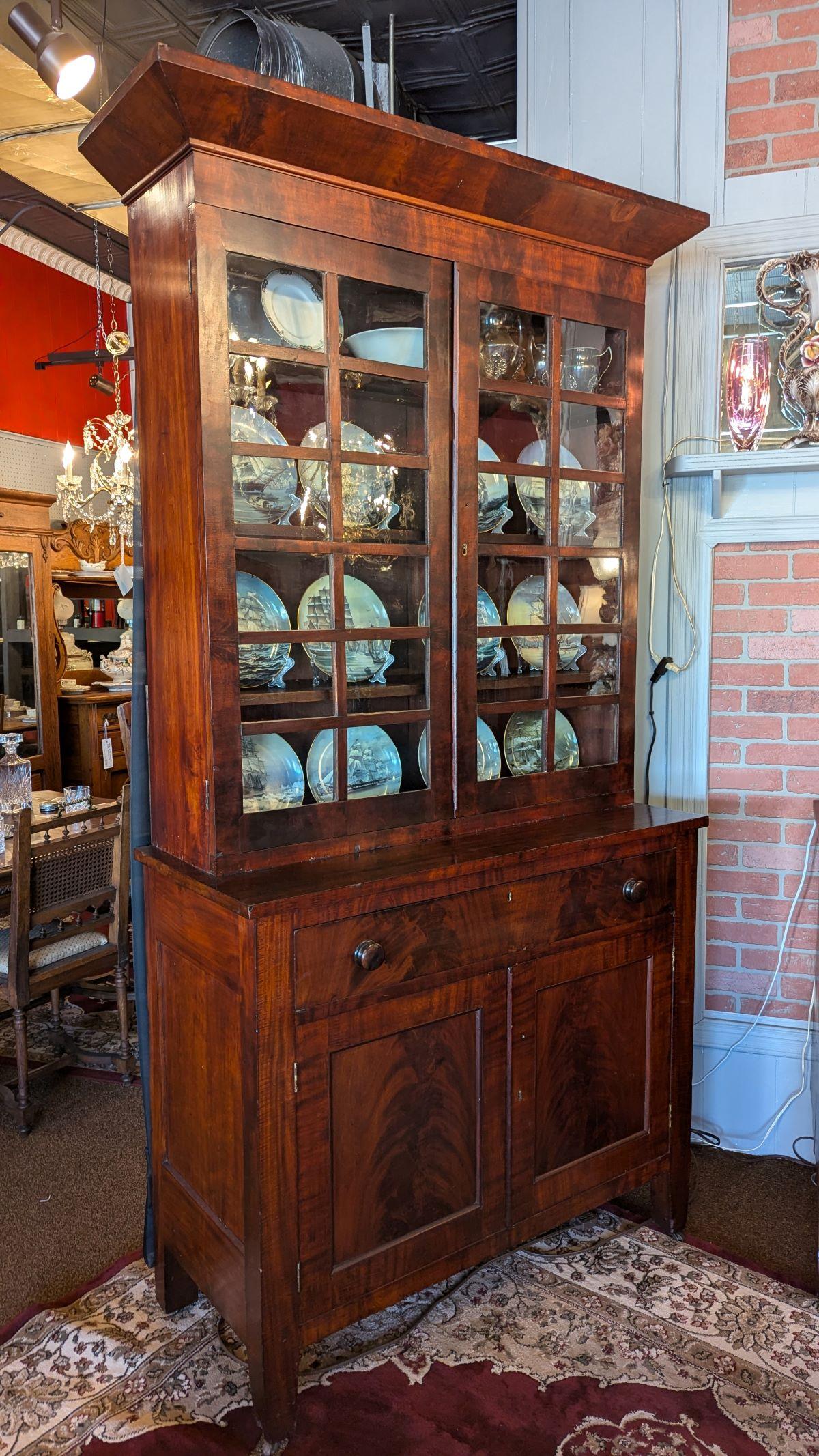 Libreria in mogano a fiamma Feder assolutamente stupefacente e in perfette condizioni per avere più di 200 anni. I singoli vetri sono originali, gli armadietti superiore e inferiore si chiudono con la chiave originale, poggiano su rotelle originali