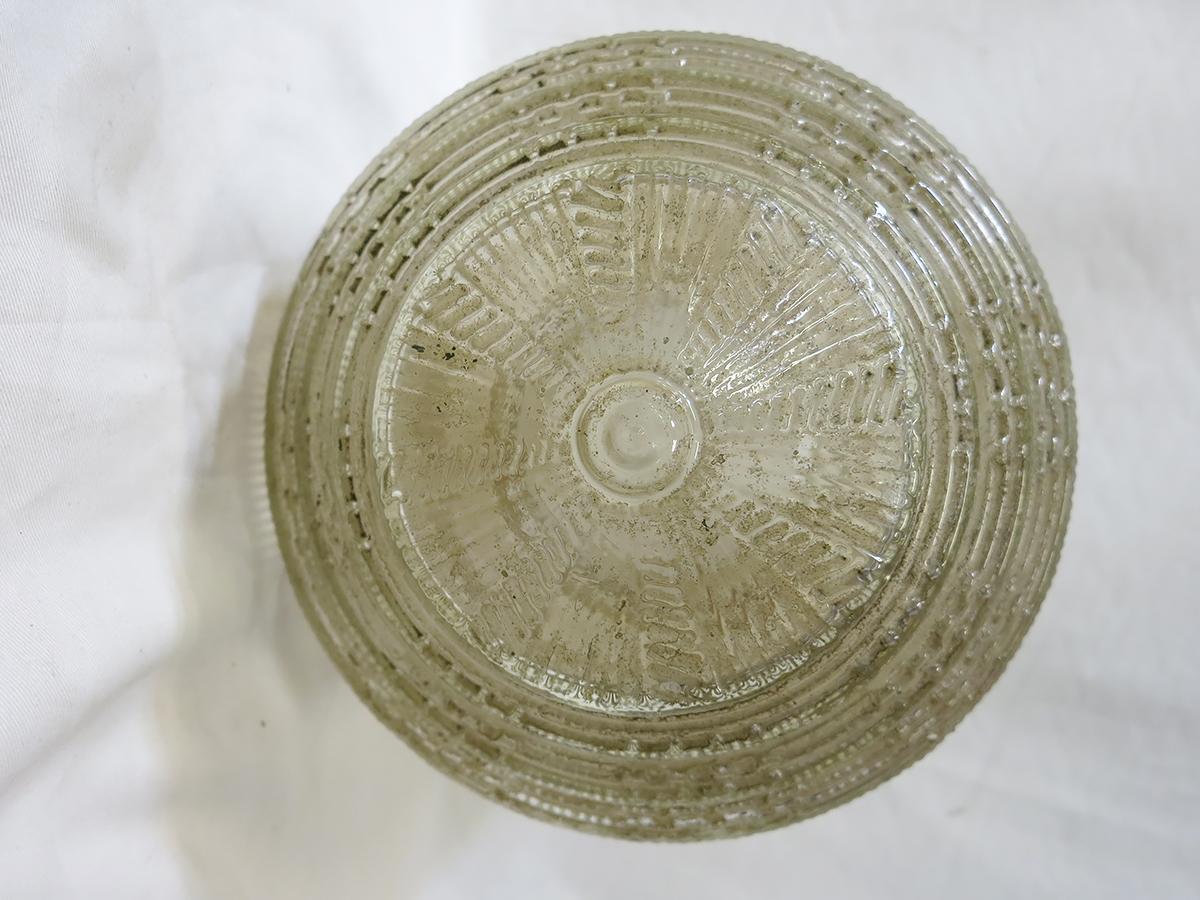Plafonnier à suspension globe en verre fédéral à gradins type gratte-ciel Excellent état à Van Nuys, CA