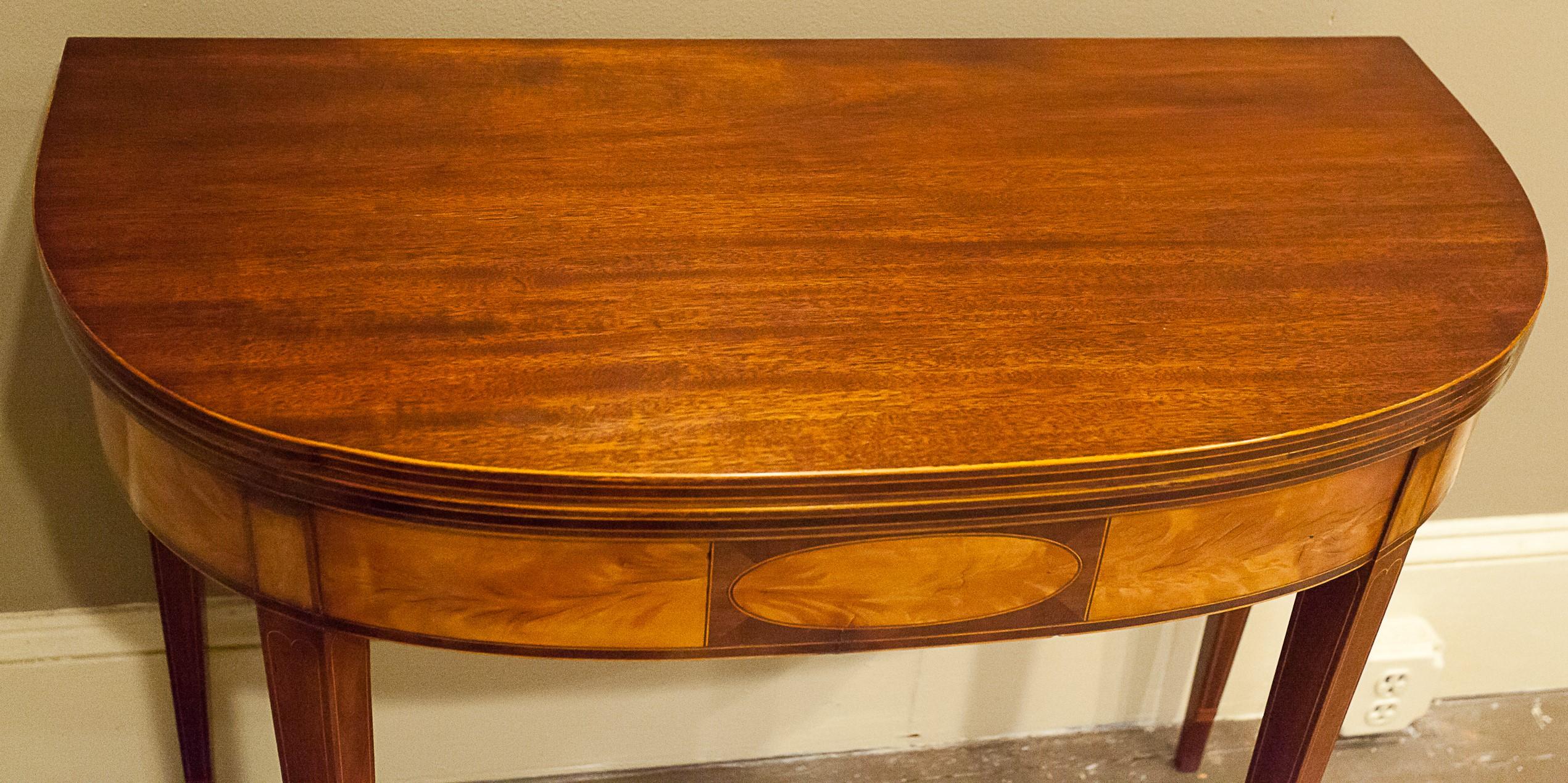 Federal Hepplewhite Gate Leg Card Table, New England, circa 1790 In Excellent Condition For Sale In Alexandria, VA