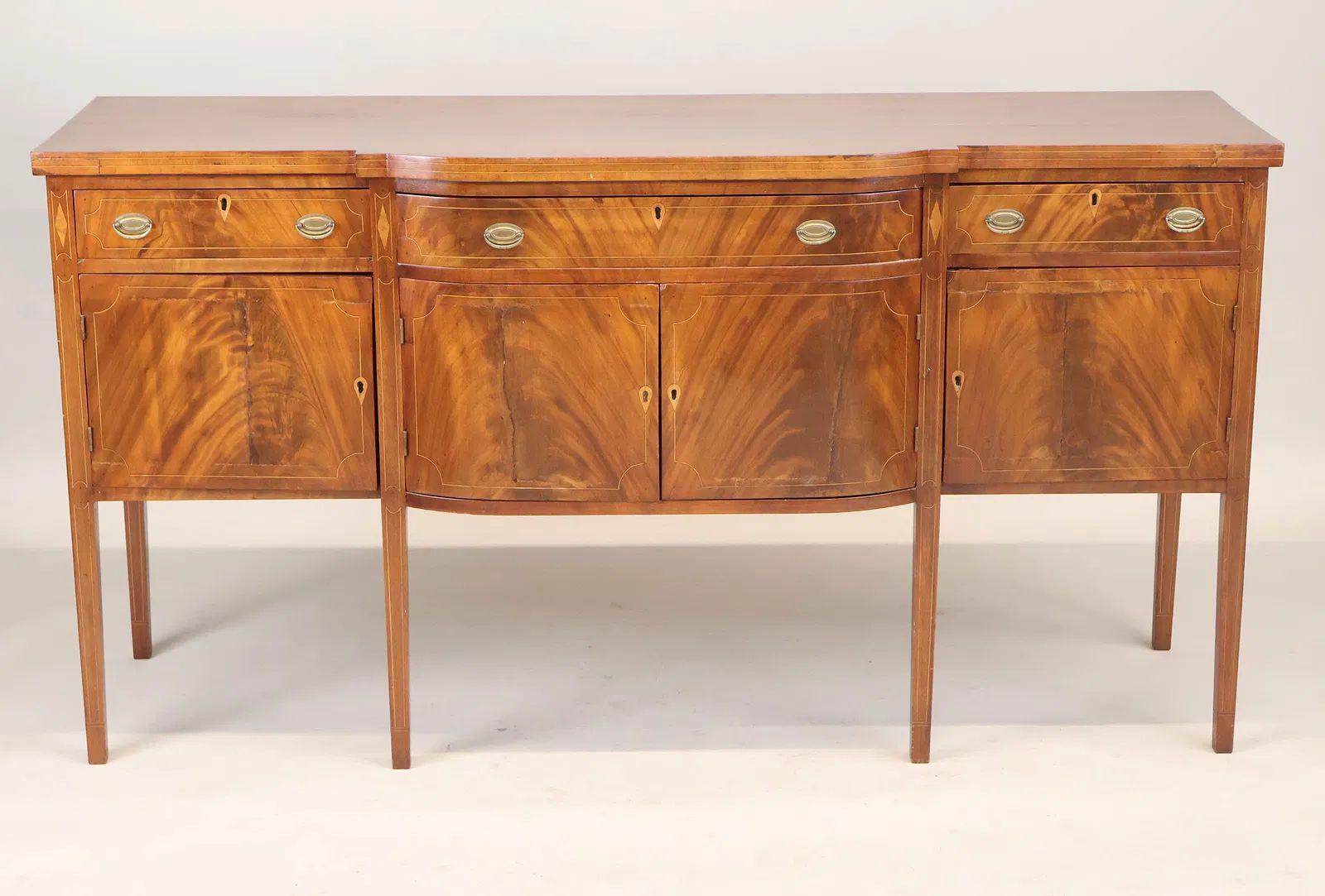 Raffinata credenza Feder in mogano intarsiato, 1800-1820 circa, forse meridionale.  Incarna l'eleganza e la sobrietà architettonica della prima repubblica americana.  Realizzata in mogano riccamente scolpito, la cassa è impreziosita da un intarsio