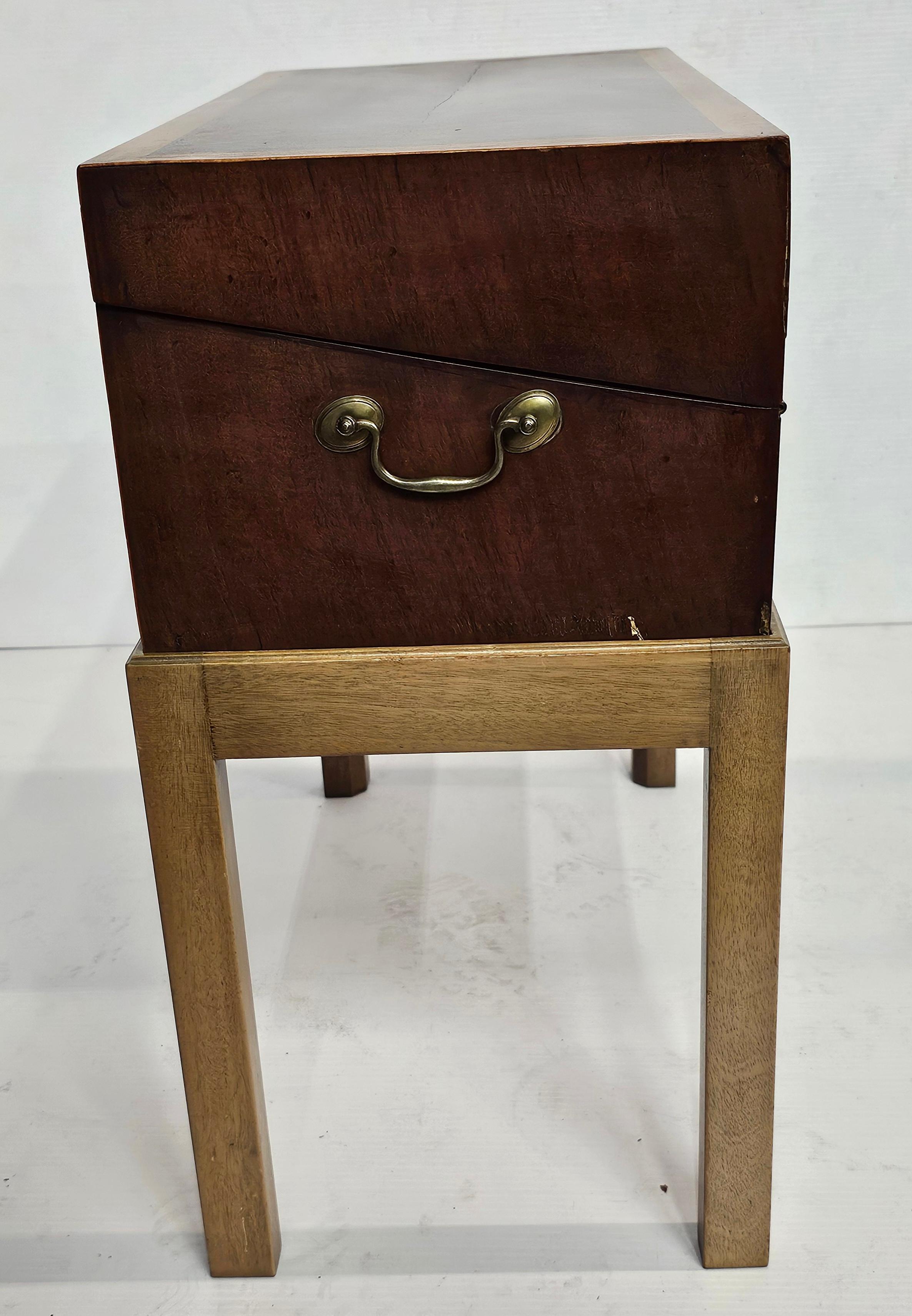 Federal Mahogany and Birdseye Maple Lap Desk on Stand, Circa 1810s In Good Condition For Sale In Germantown, MD
