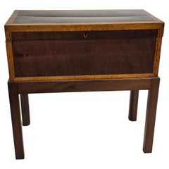 Escritorio federal de caoba y arce ojo de pájaro con pie, circa 1810