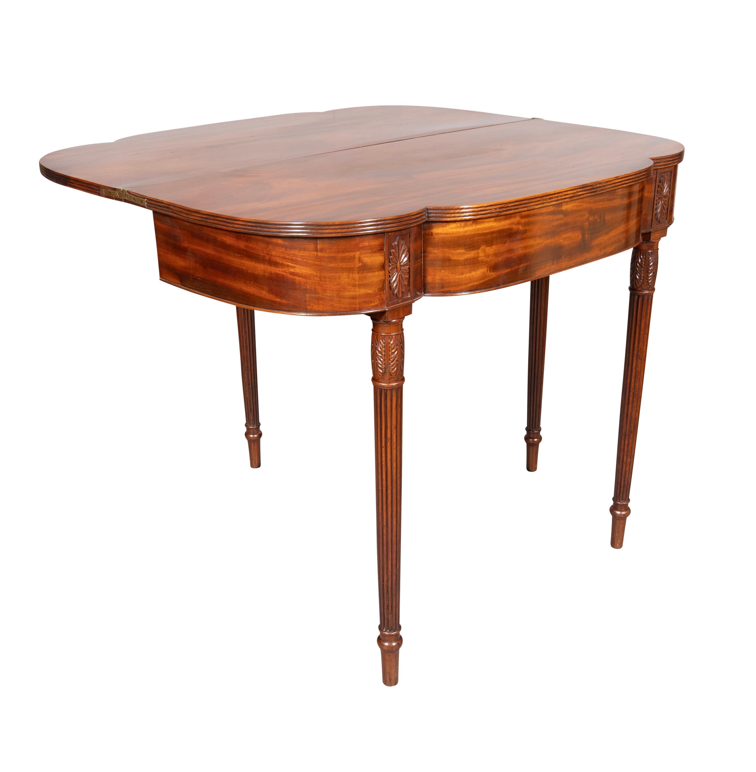 Début du XIXe siècle Table à cartes fédérale en acajou en vente