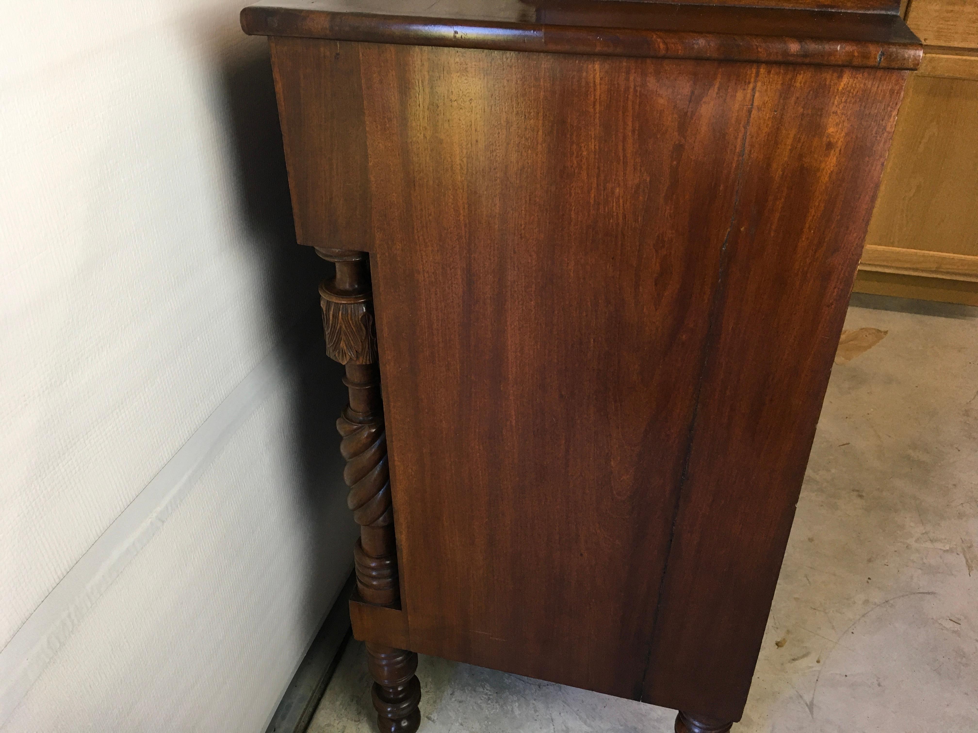Federal Mahogany Chest In Good Condition For Sale In Bradenton, FL
