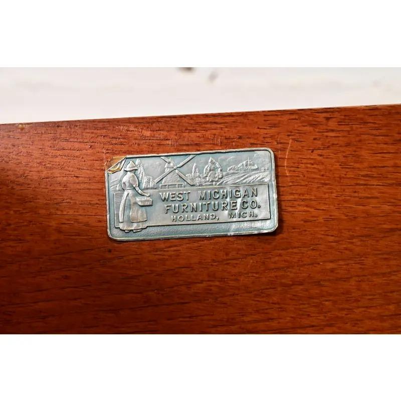 Comò frontale in mogano Feder di West Michigan Furniture, appena rifinito in vendita 4