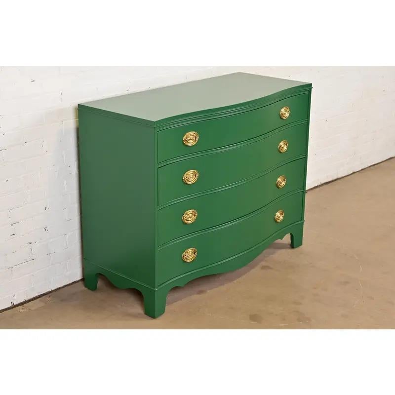 Comò frontale in mogano Feder di West Michigan Furniture, appena rifinito In condizioni buone in vendita a South Bend, IN