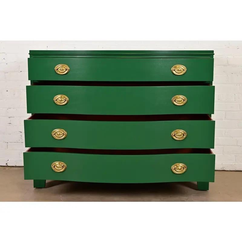 Metà XX secolo Comò frontale in mogano Feder di West Michigan Furniture, appena rifinito in vendita