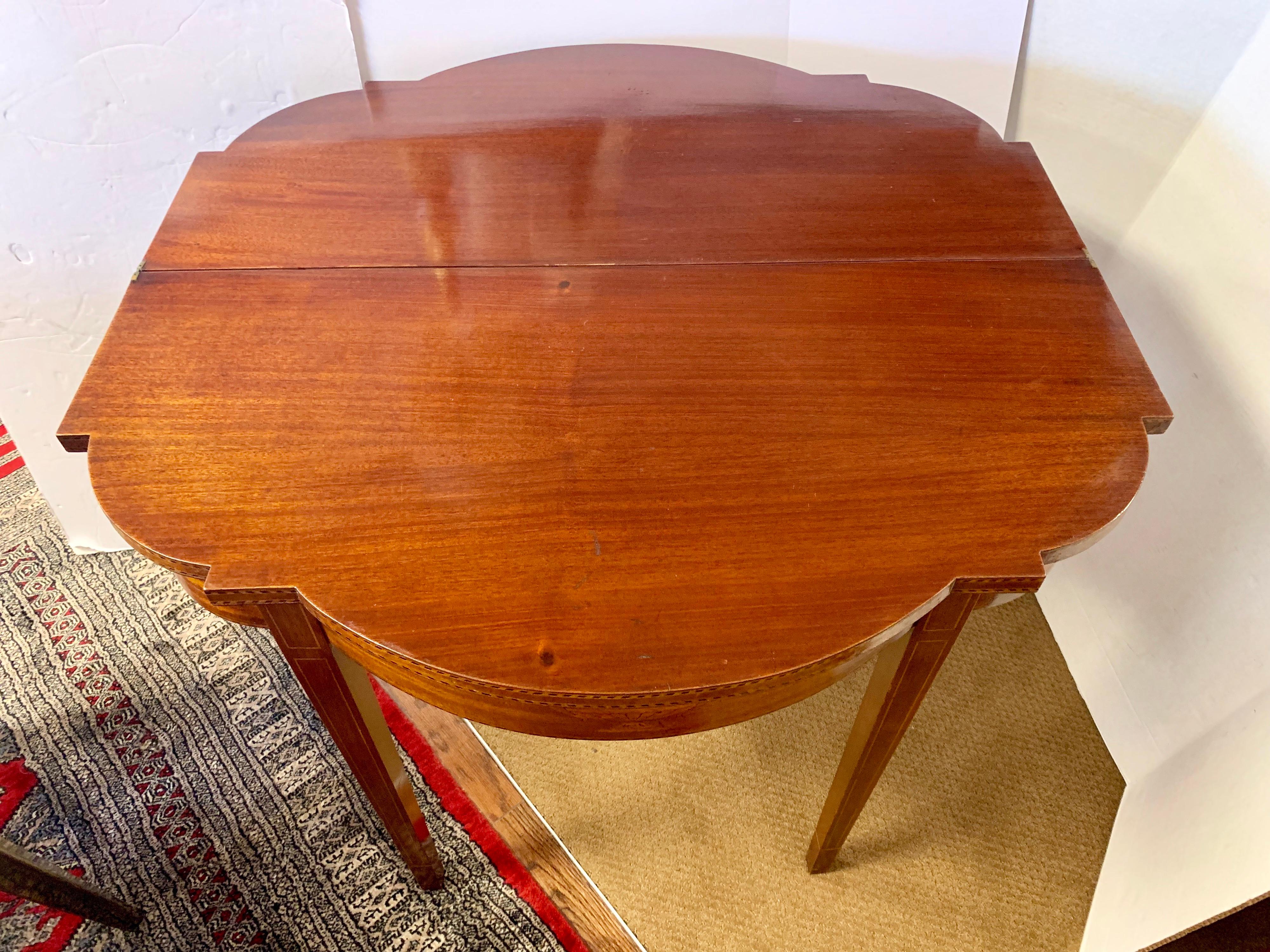 Federal Mahogany Inlay Flip Top Game Table In Good Condition In West Hartford, CT