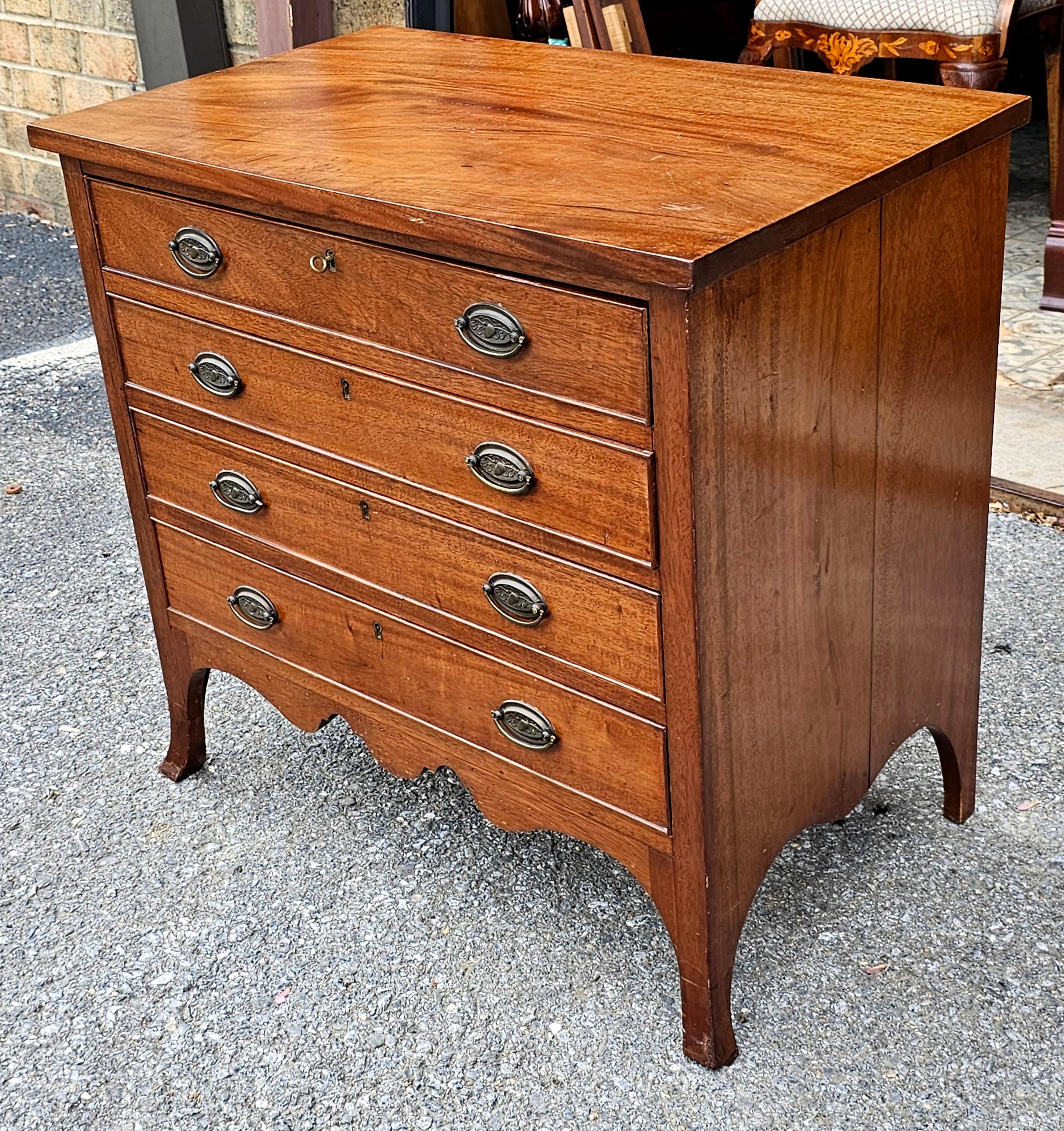 Ottone Cassettiera con chiusura a chiave in mogano Feder, circa inizio '800 in vendita