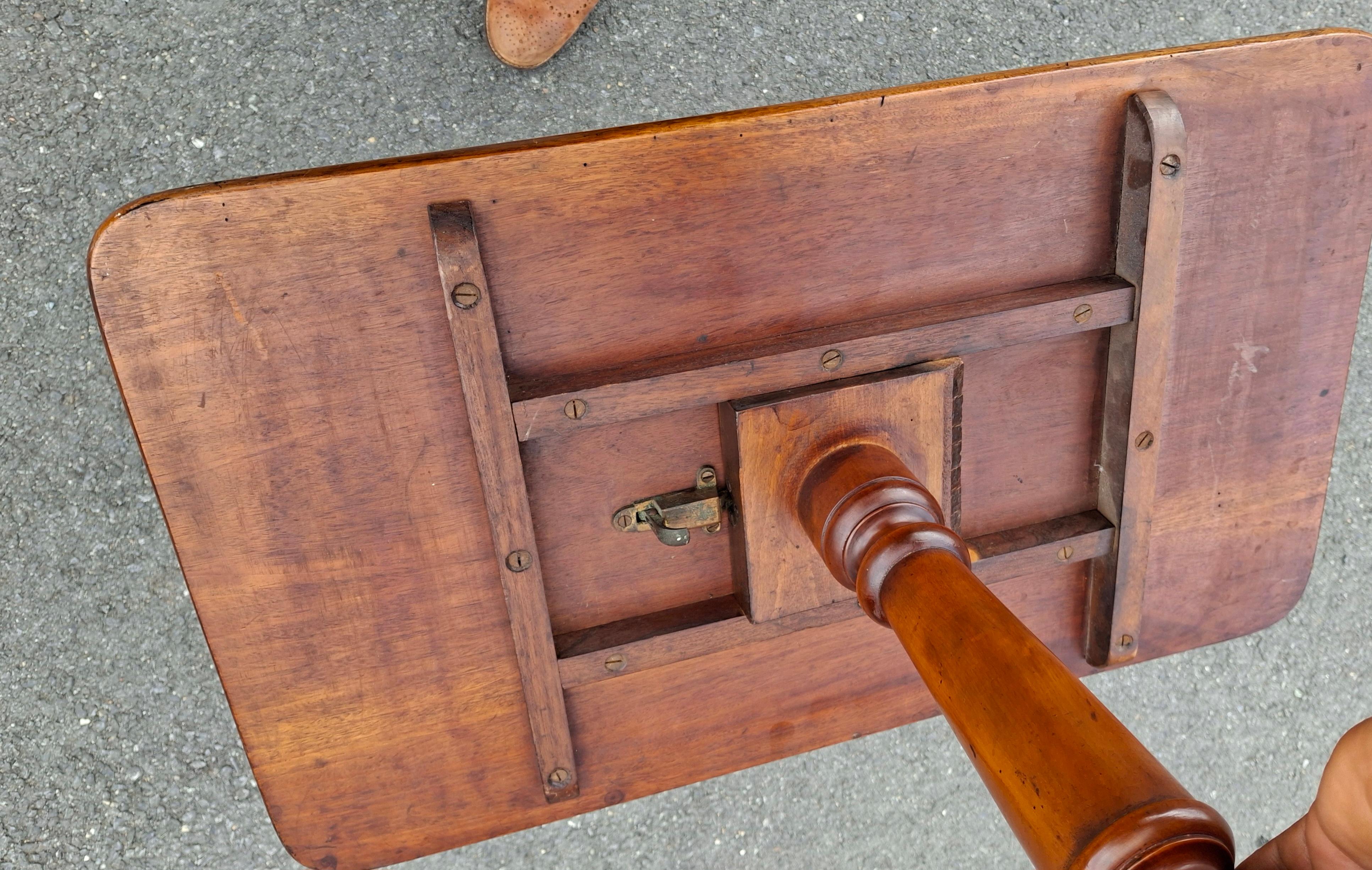 Federal Mahagoni Rechteckig Tilt Top Beistelltisch im Angebot 4