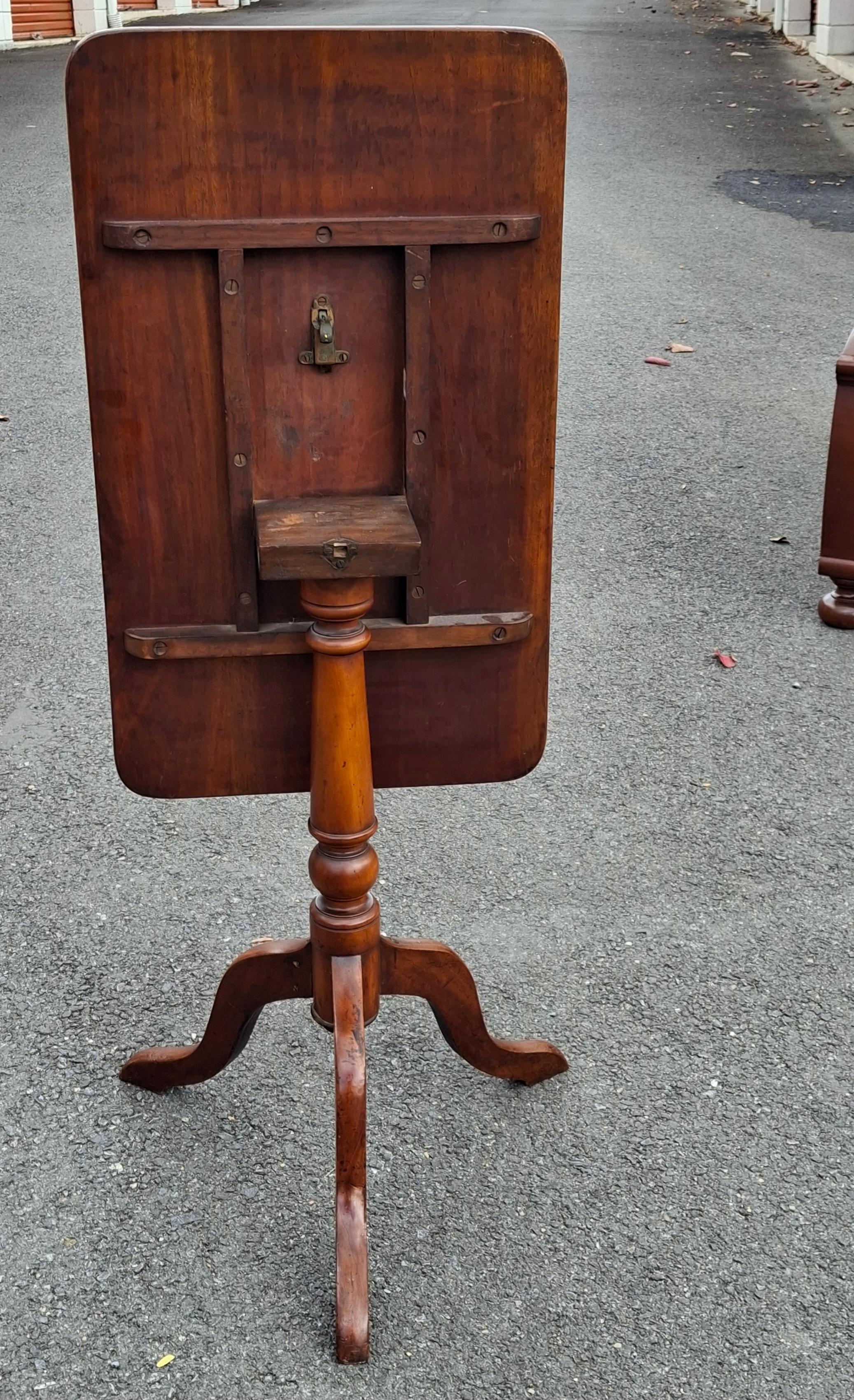 Federal Mahagoni Rechteckig Tilt Top Beistelltisch im Angebot 6