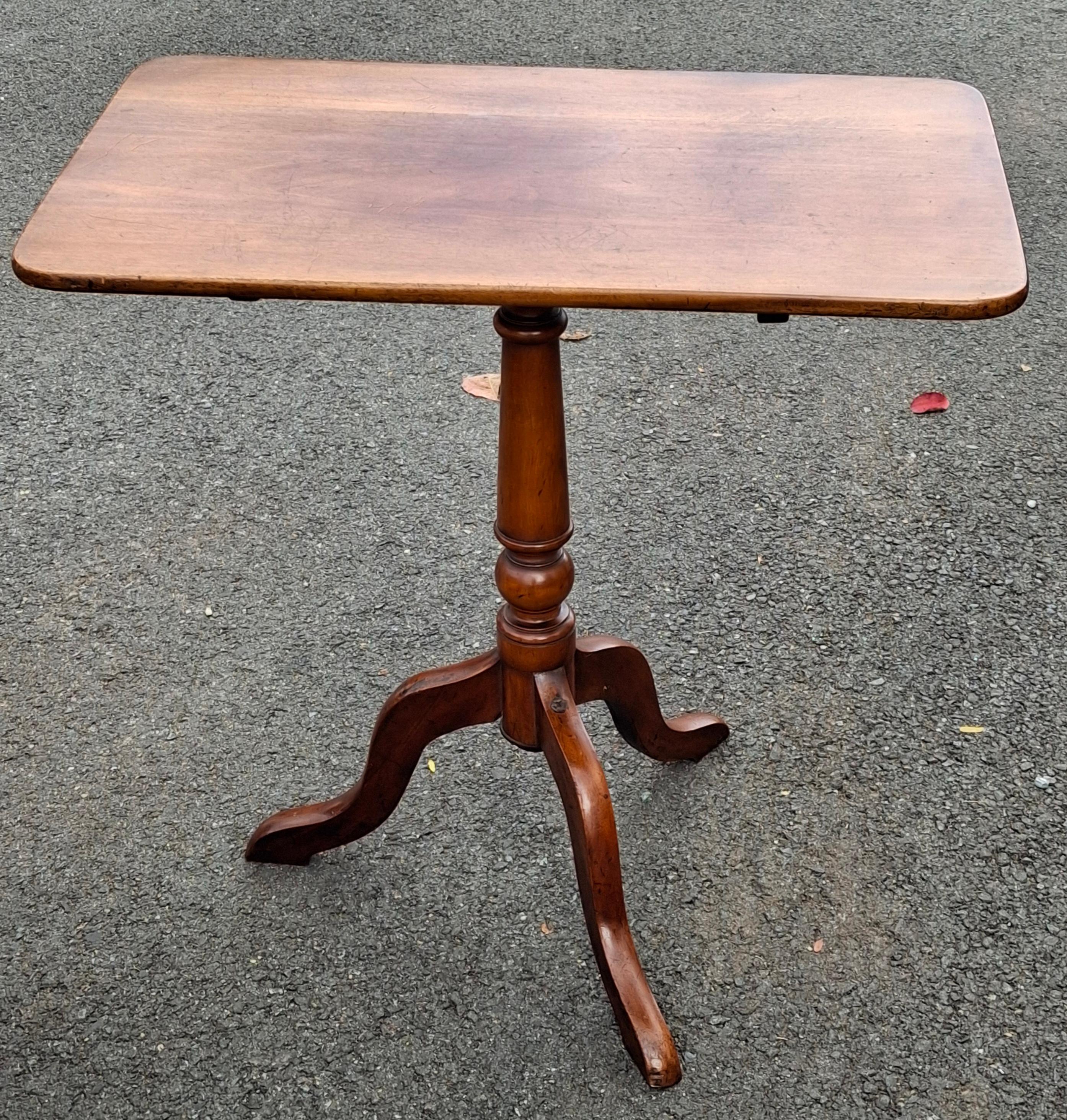 Federal Mahagoni Rechteckig Tilt Top Beistelltisch (Gebeizt) im Angebot