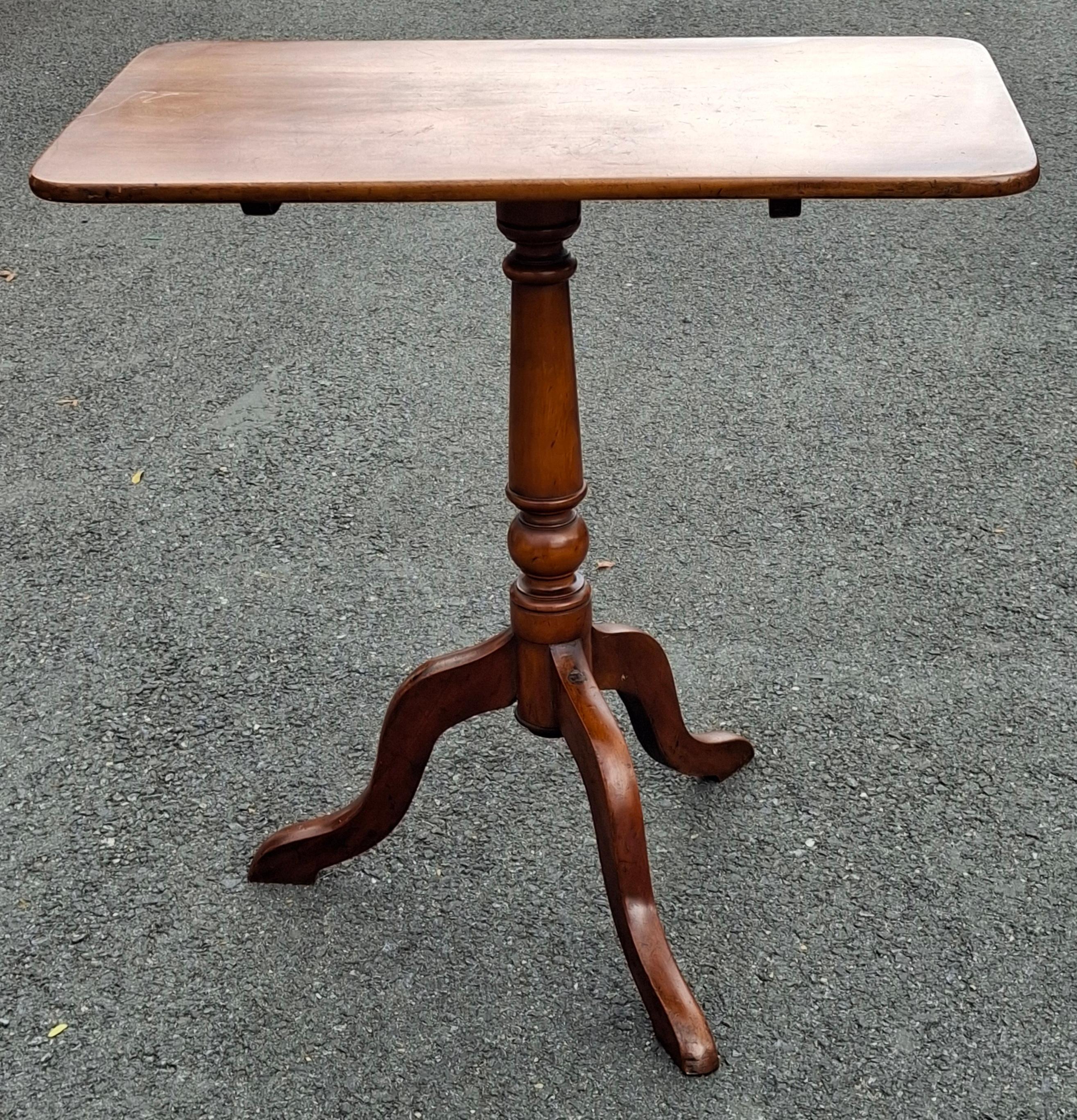 Federal Mahagoni Rechteckig Tilt Top Beistelltisch (19. Jahrhundert) im Angebot