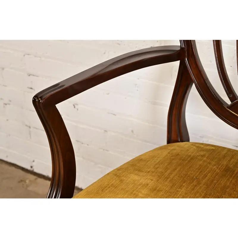 Tissu d'ameublement Chaises de salle à manger à dossier bouclier en acajou Feder, ensemble de six en vente