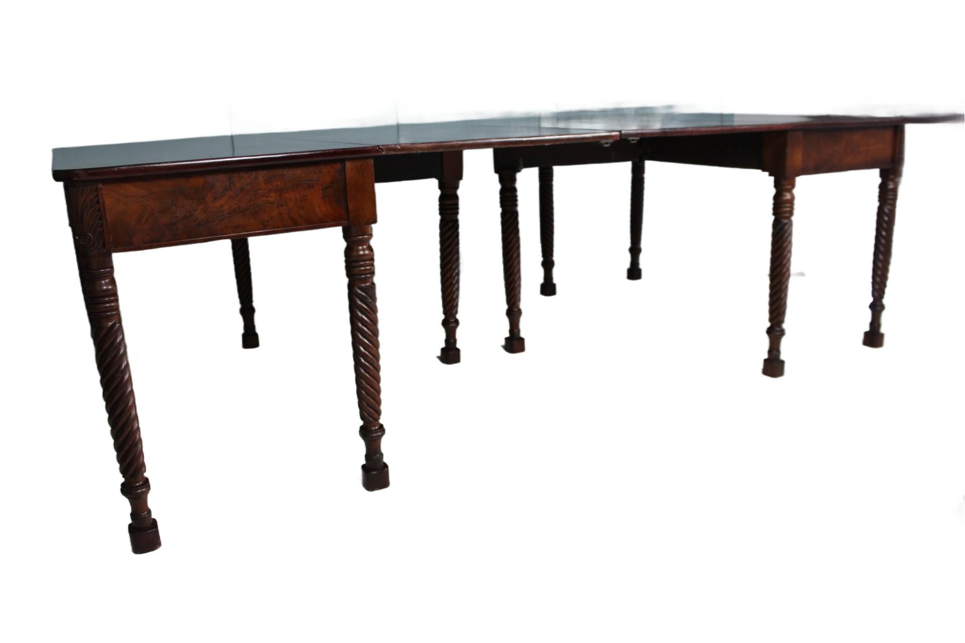 Table de salle à manger en acajou cubain du Massachusetts
Période : Fédérale
Date : 1810
Lieu de fabrication : Salem, Massachusetts
Fabriqué en : Acajou de Cuba
Condit : Bon, quelques réparations historiques
Provenance : Maison de campagne,