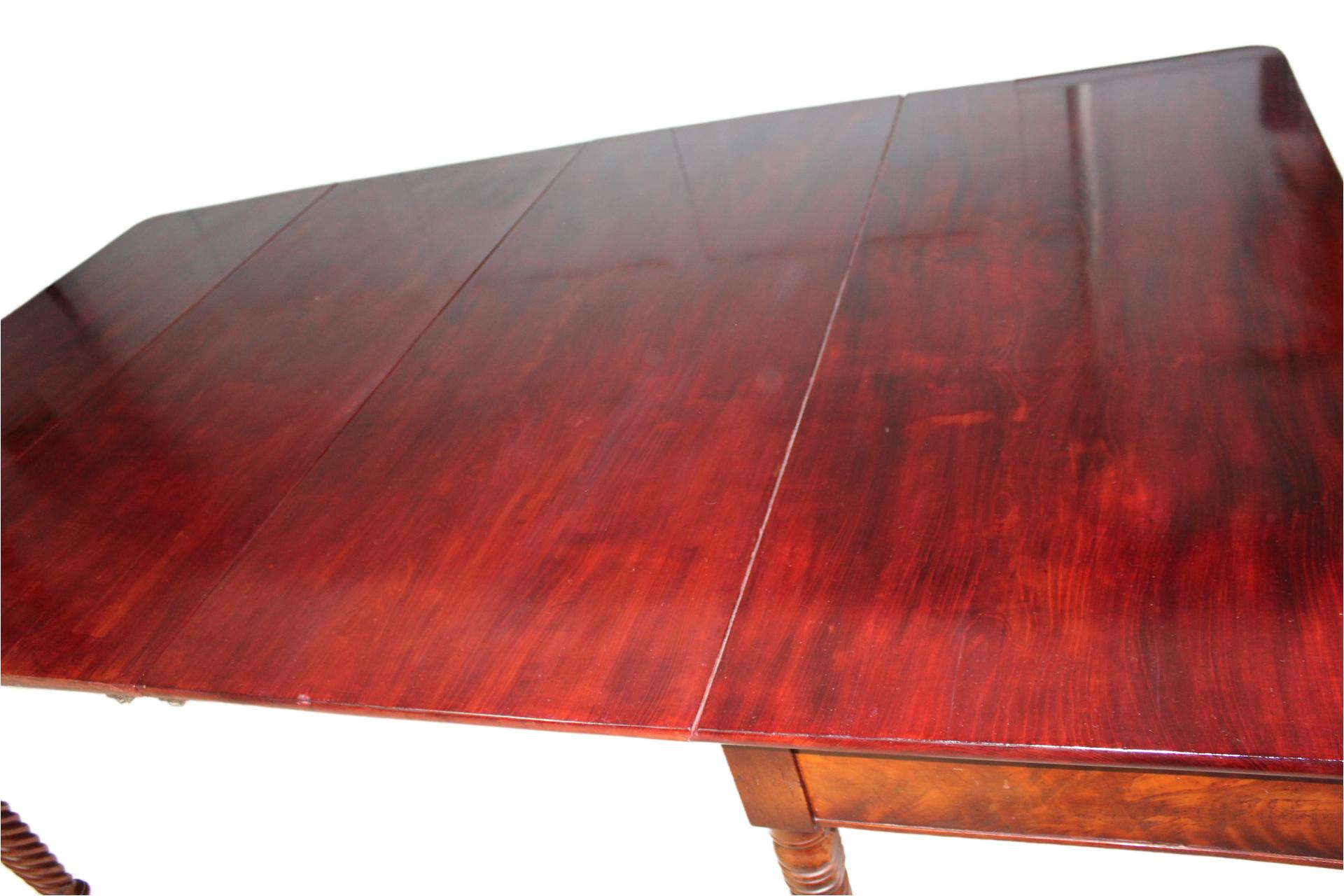 Sculpté Table à manger cubaine du Massachusetts fédéral en vente