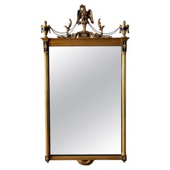 Specchio italiano in stile federale neoclassico in legno dorato intagliato con urne e aquila