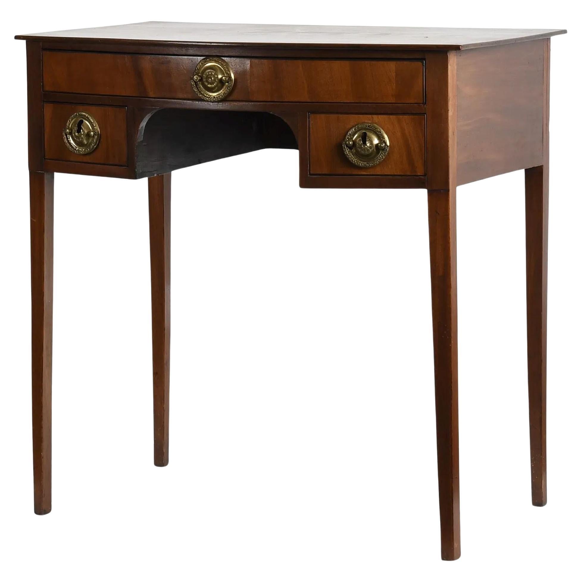 Low boy / coiffeuse d
époque Feder, 18e siècle en vente