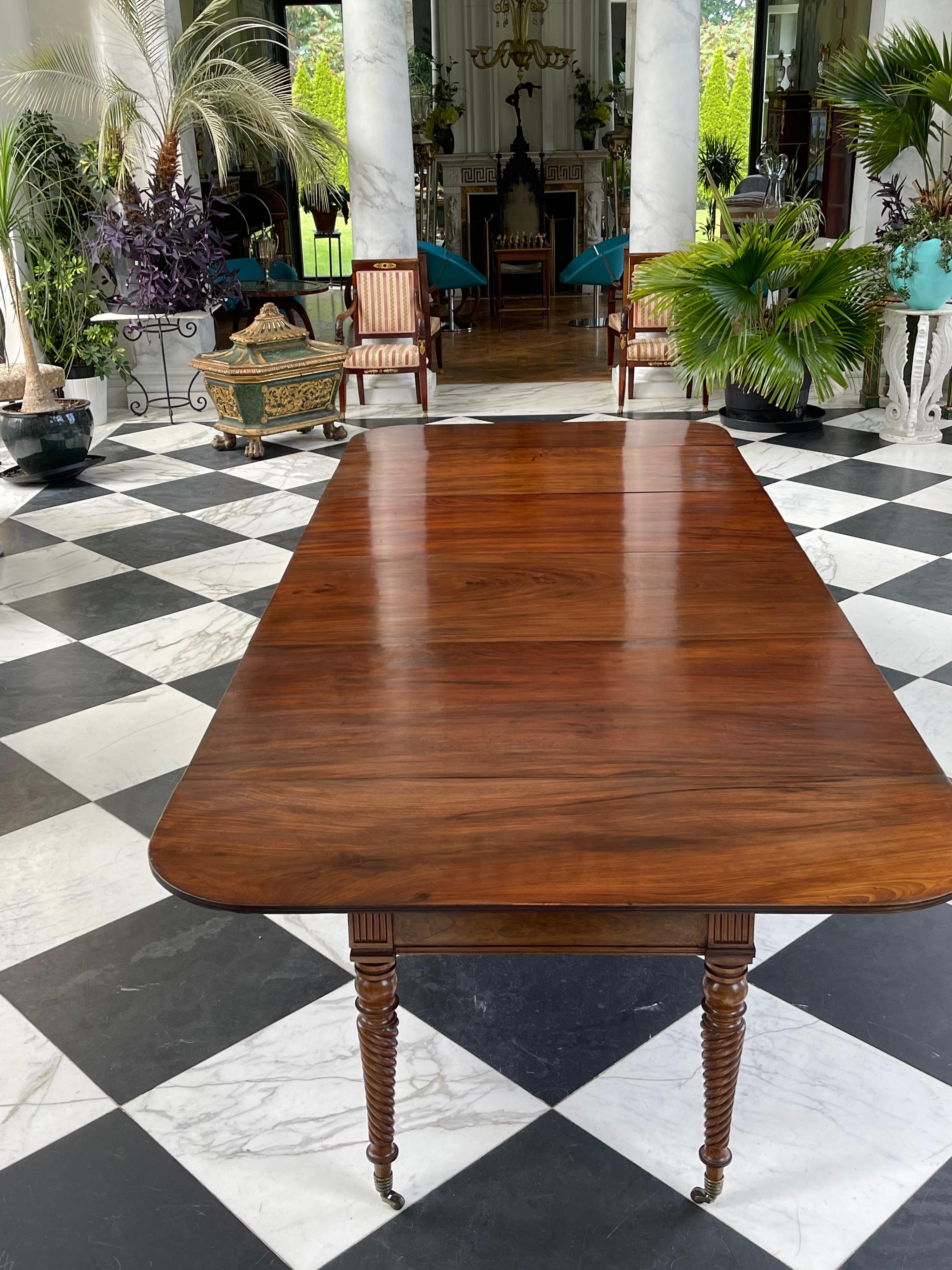 Federal Period Mahogany Dining Table  In Good Condition In New Haven, CT
