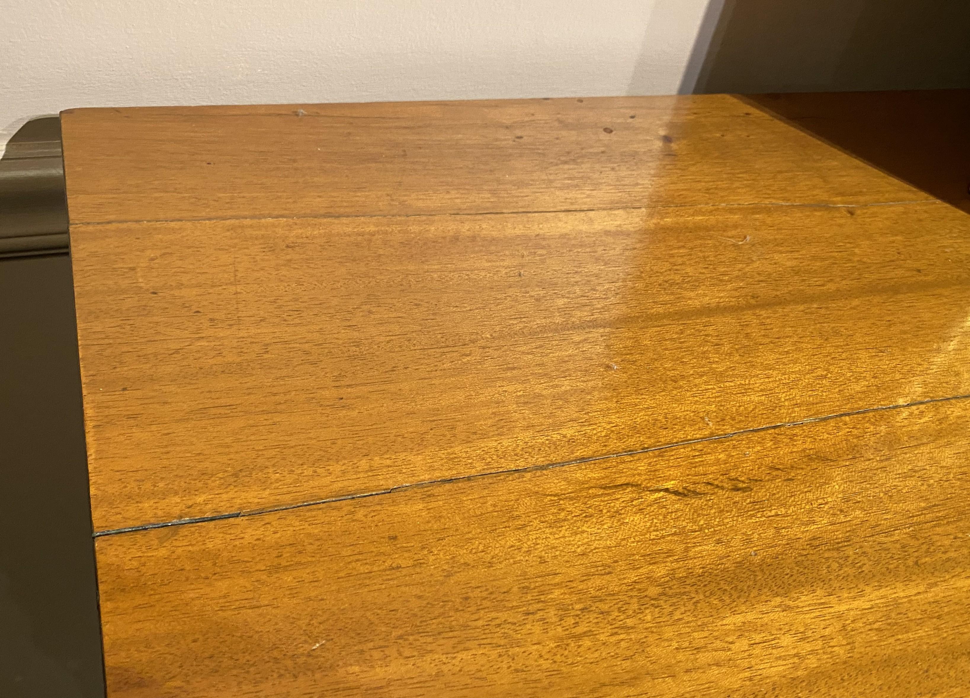 Aparador de caoba del periodo federal con incrustaciones de cuadros y campanillas en venta 9