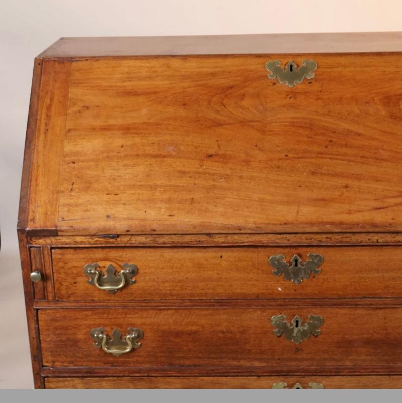 Schräger Schreibtisch aus Kirsche und Mahagoni aus der Bundeszeit, CIRCA 1790 im Zustand „Gut“ im Angebot in Doylestown, PA