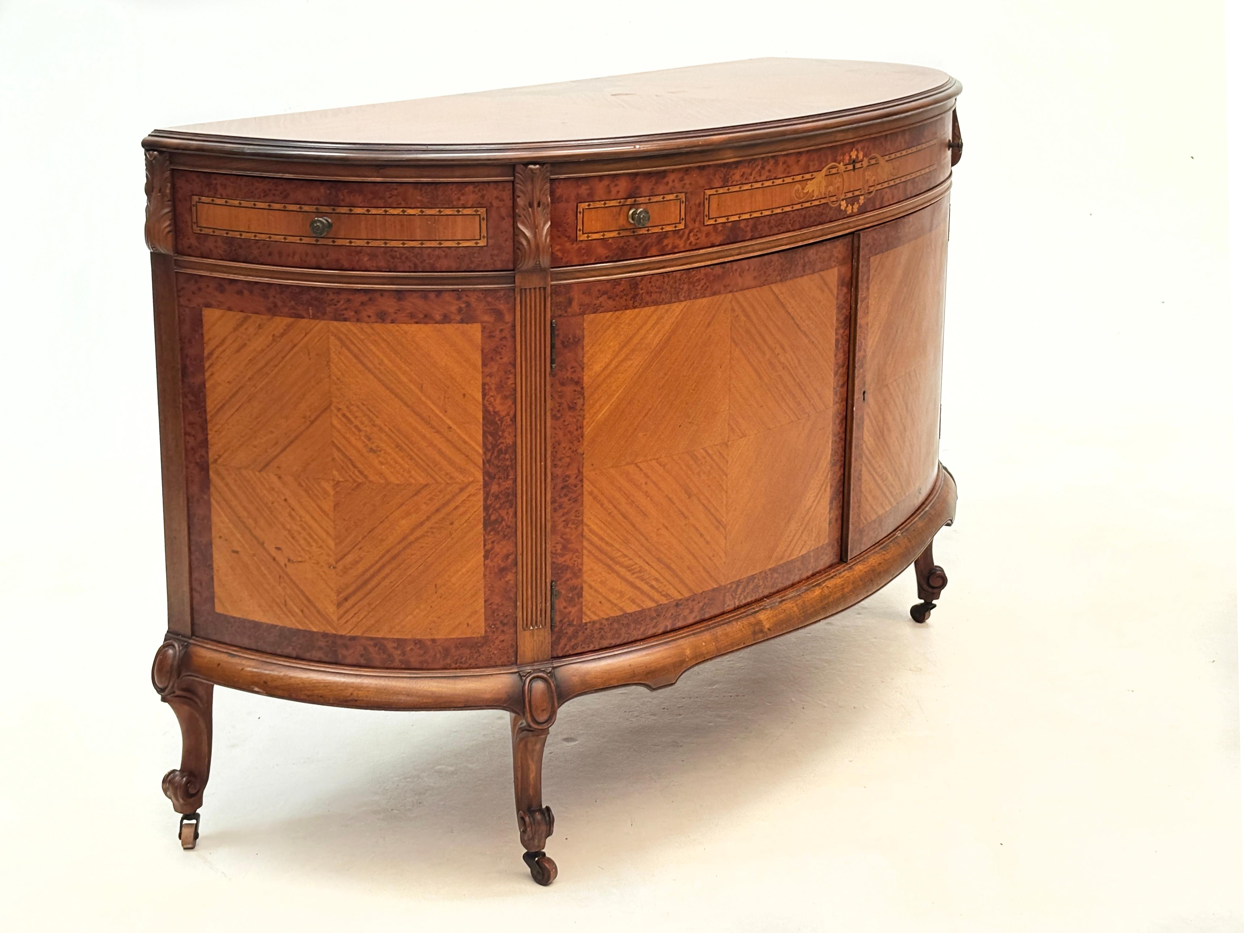 Questa credenza in stile Federal Revival americano con influenze francesi è caratterizzata da dettagli sorprendenti e da una costruzione di altissima qualità. Mentre a livello strutturale è un Federal Revival, a livello stilistico è francese.
