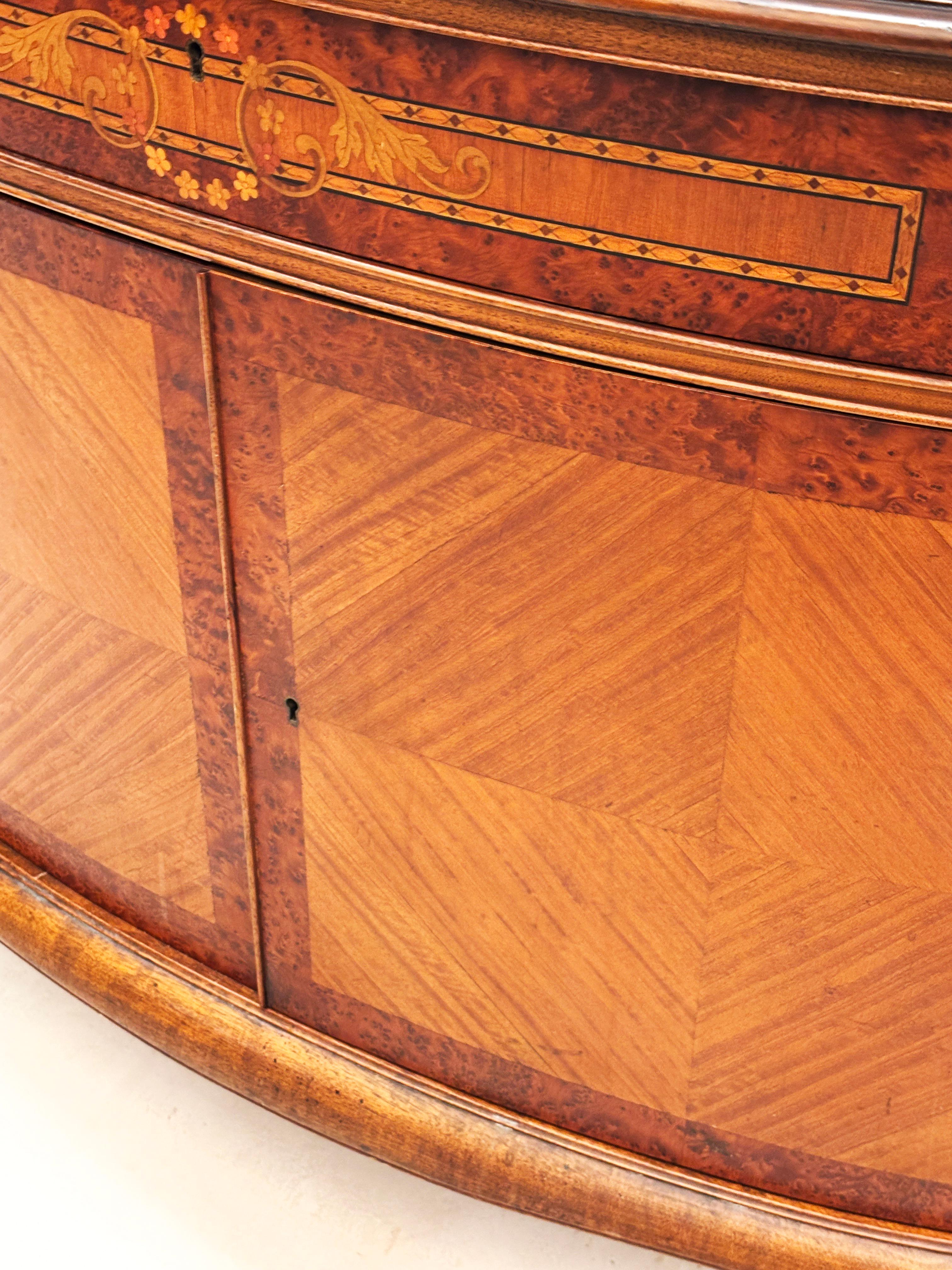 Federale Credenza in stile Feder Revival francese 1915-1930 ca. in vendita