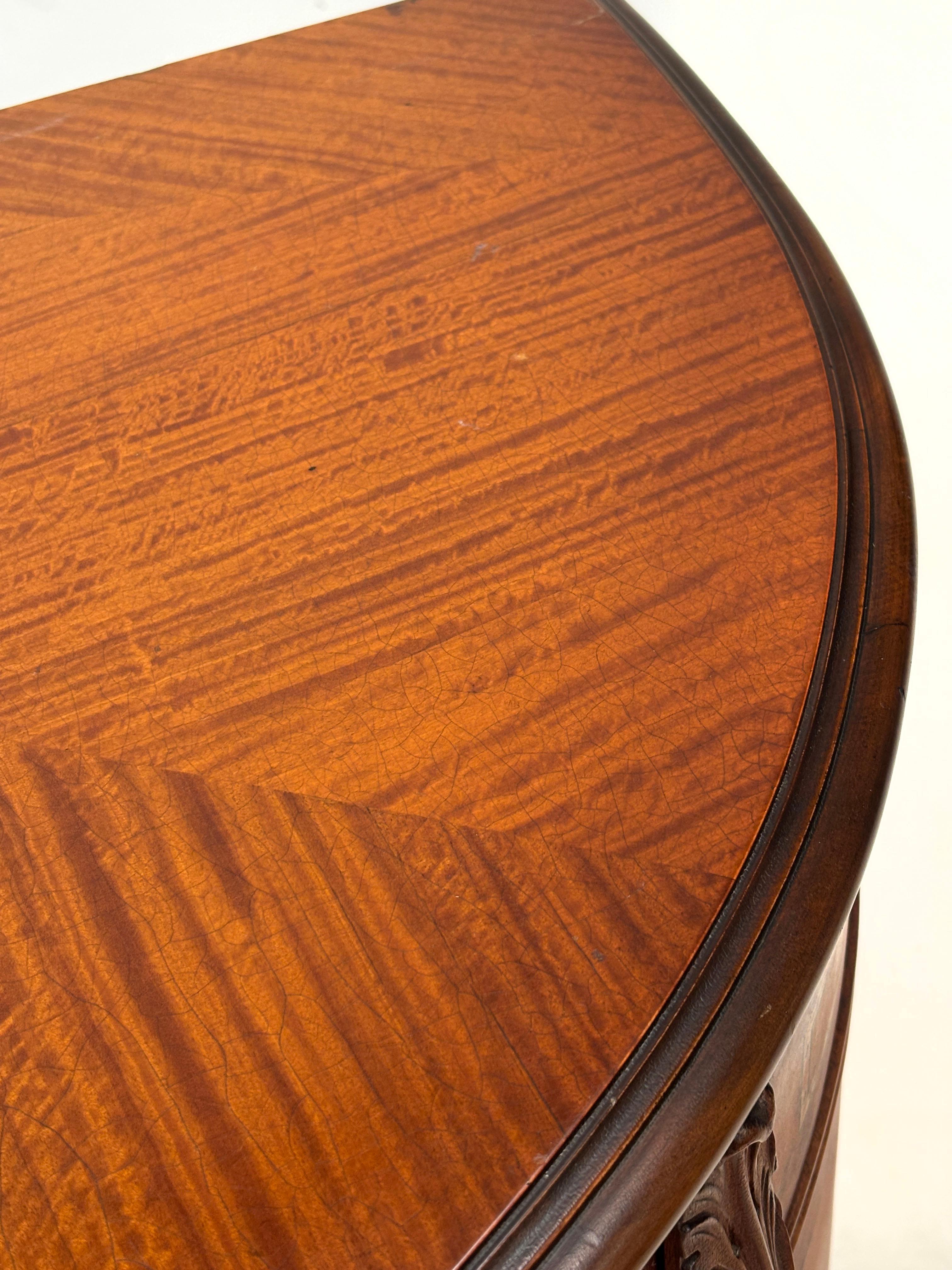 Americano Credenza in stile Feder Revival francese 1915-1930 ca. in vendita