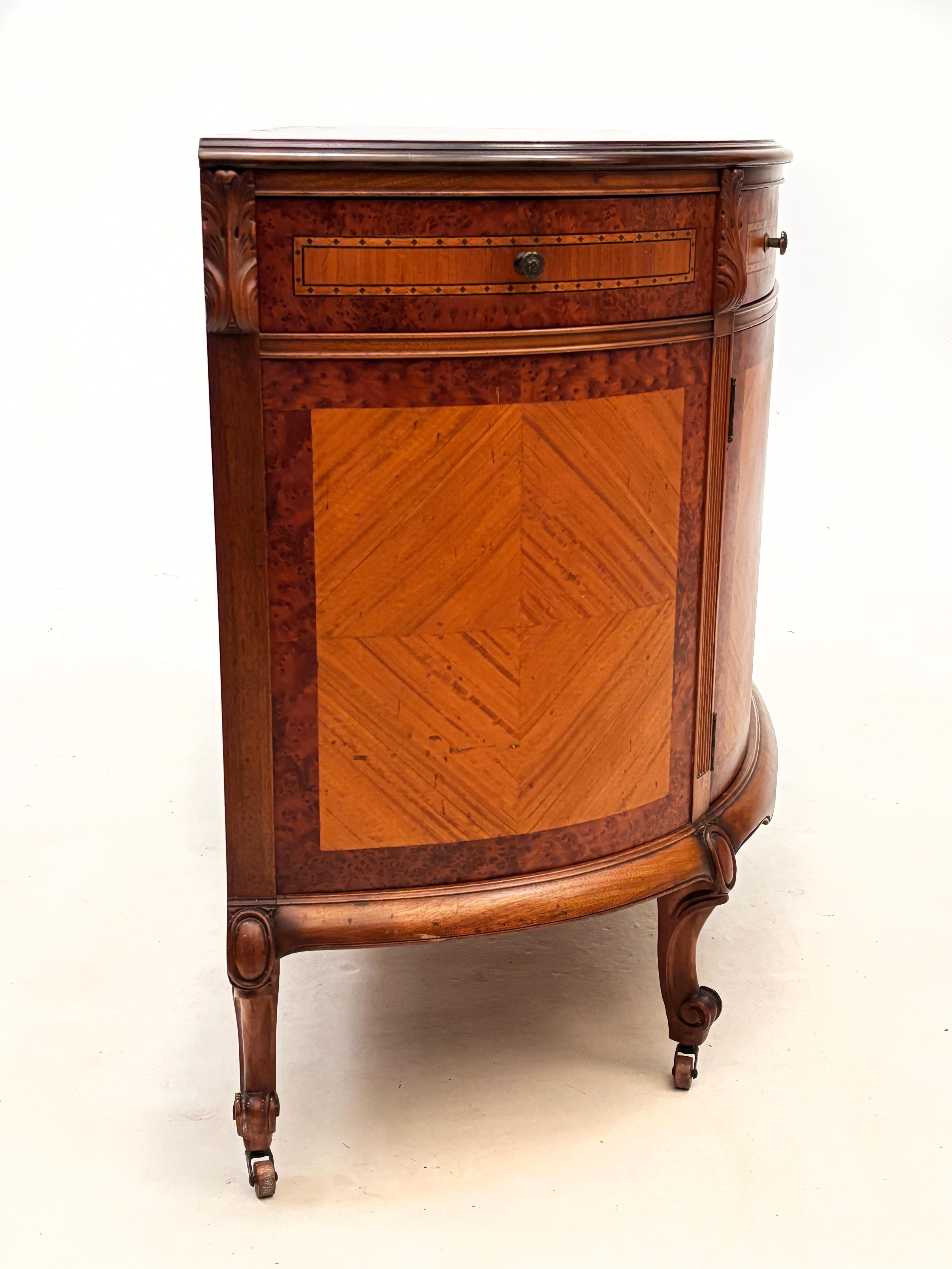 Credenza in stile Feder Revival francese 1915-1930 ca. In condizioni buone in vendita a Louisville, KY