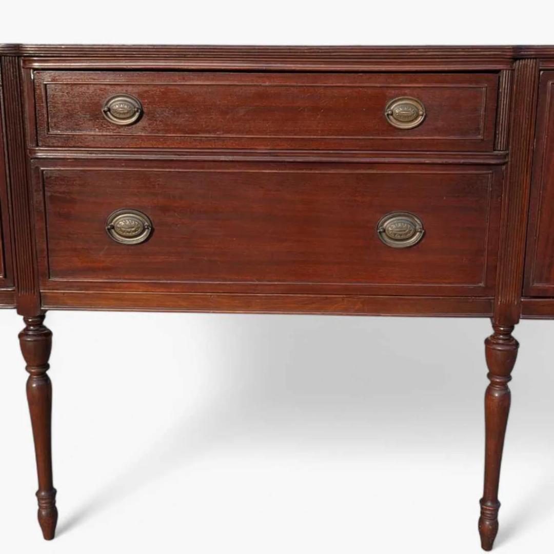 Fédéral Buffet en acajou de style néo-fédéral dans le style de Duncan Phyfe en vente