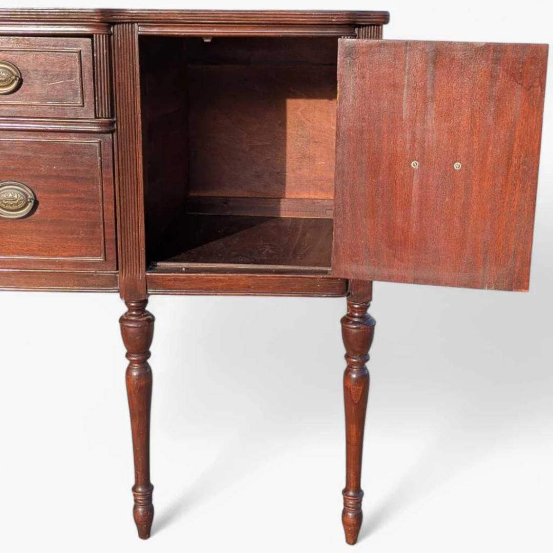 Américain Buffet en acajou de style néo-féd�éral dans le style de Duncan Phyfe en vente
