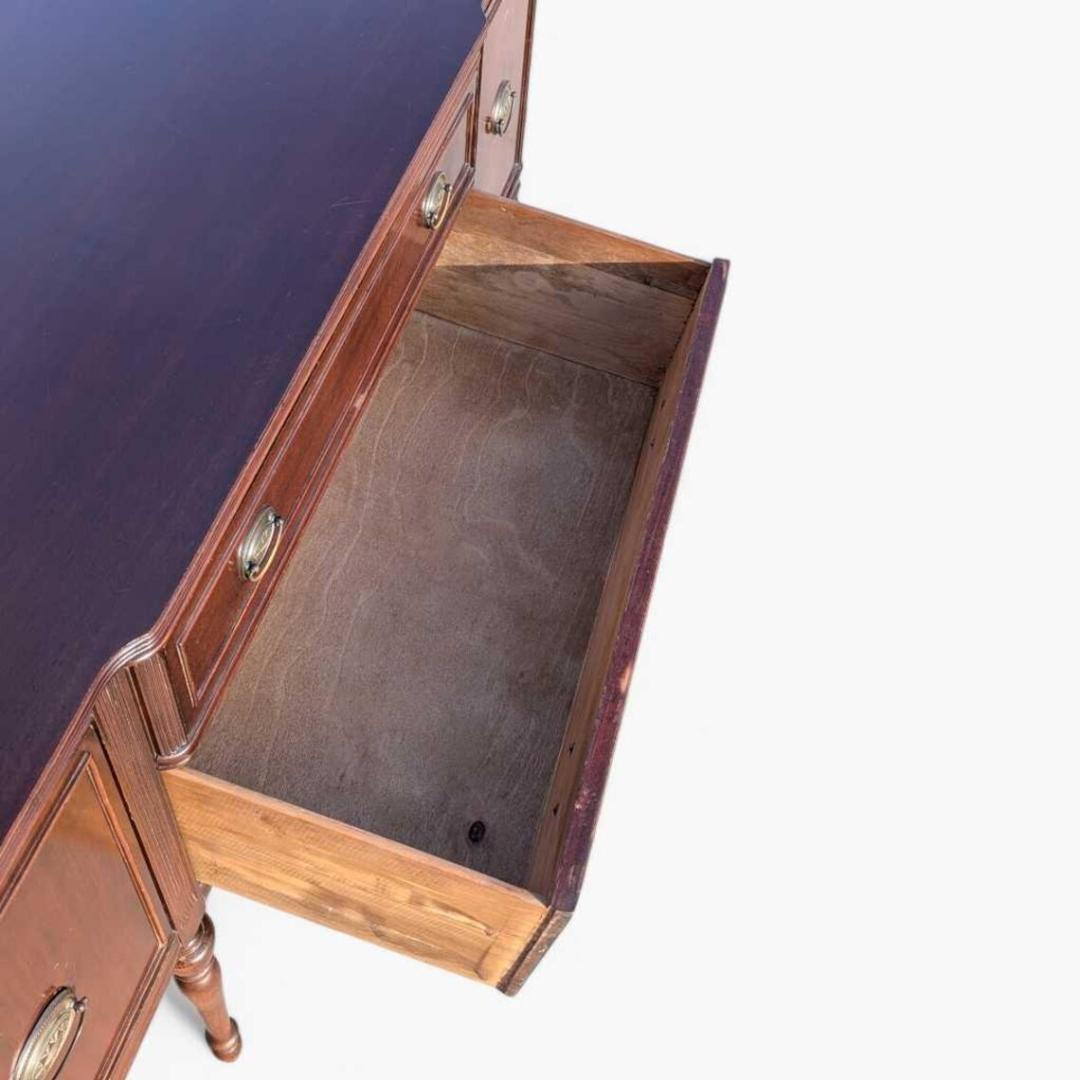Buffet en acajou de style néo-fédéral dans le style de Duncan Phyfe Bon état - En vente à Rancho Cucamonga, CA