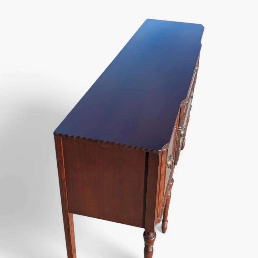 20ième siècle Buffet en acajou de style néo-fédéral dans le style de Duncan Phyfe en vente