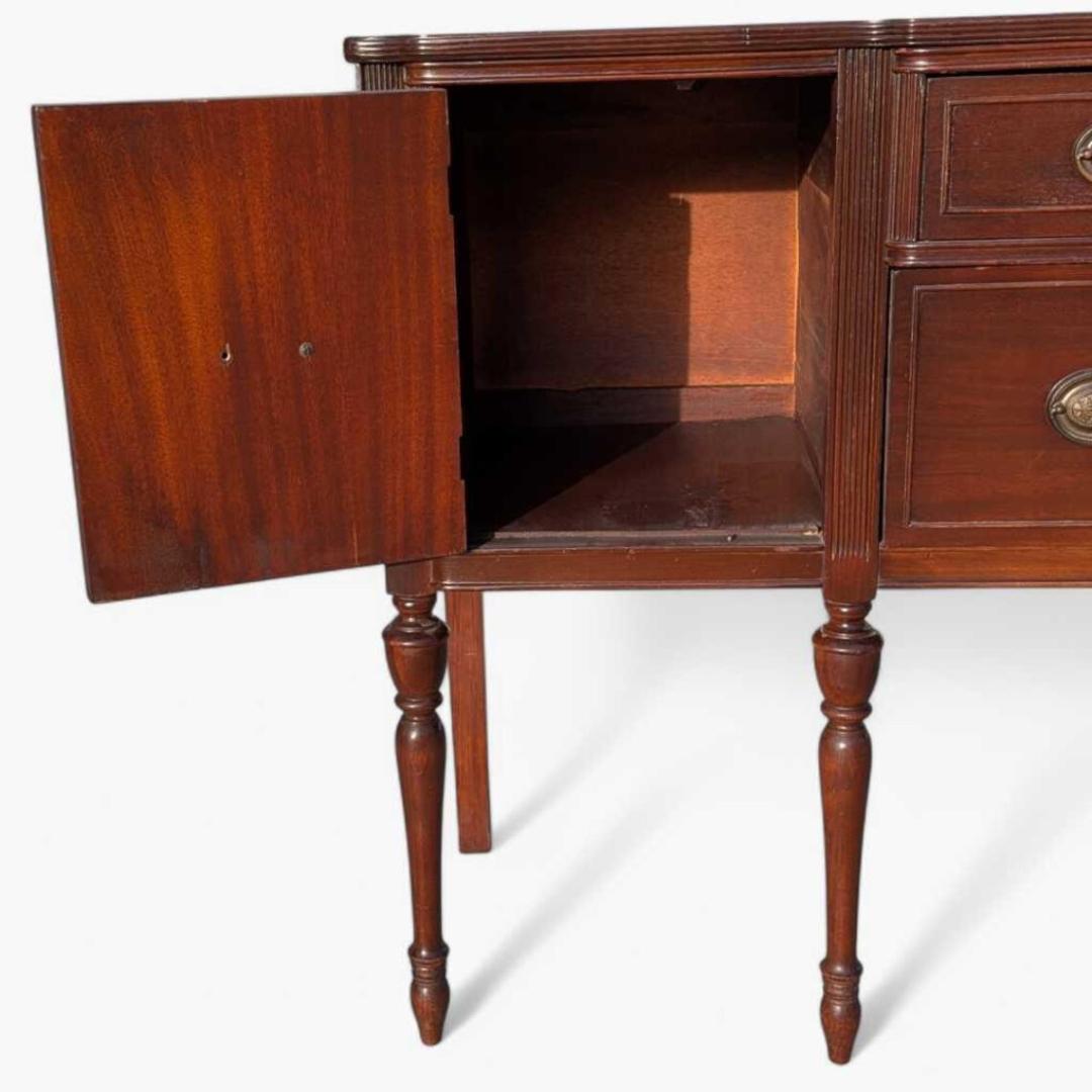 Laiton Buffet en acajou de style néo-fédéral dans le style de Duncan Phyfe en vente